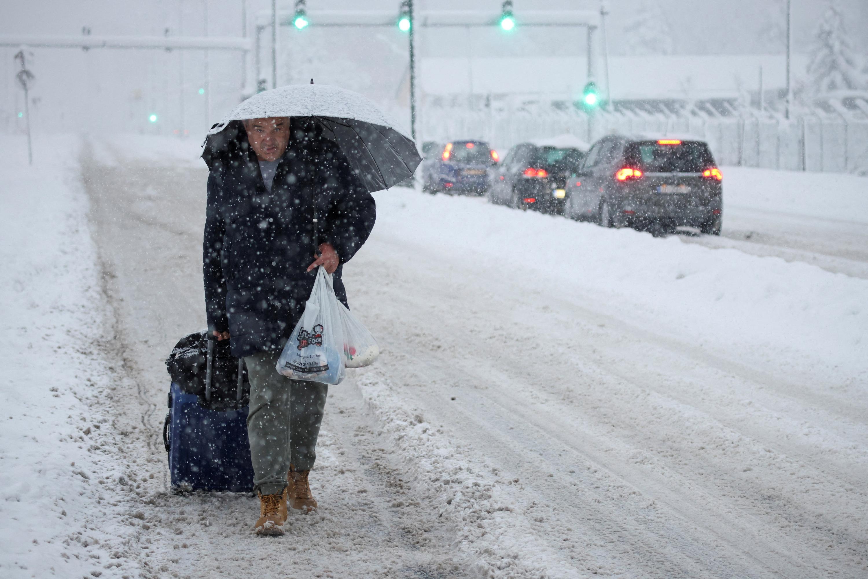 «J’ai mis 4h15 à faire un trajet qui prend d’habitude 1h45» : la débrouille des Français face à la neige et au verglas