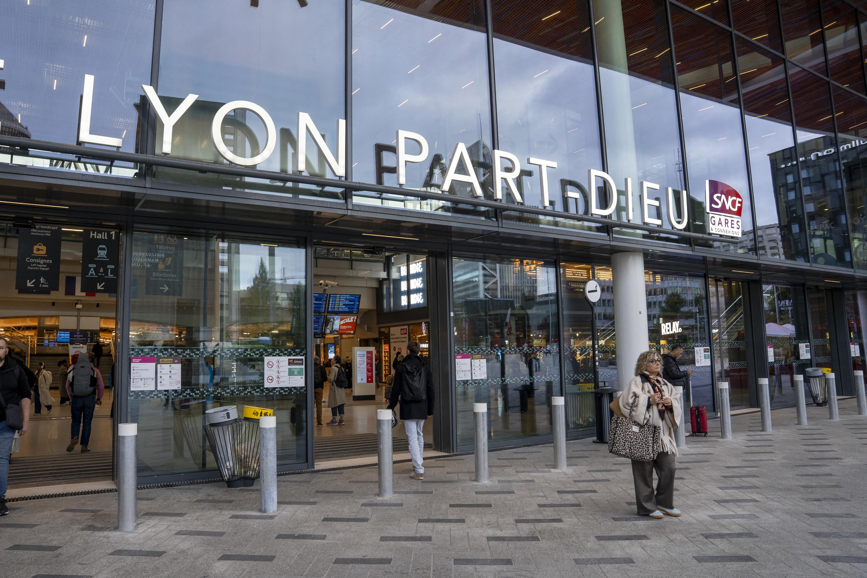 Lyon : un homme agressé au tournevis par un individu en fauteuil roulant dans le centre commercial de la Part-Dieu