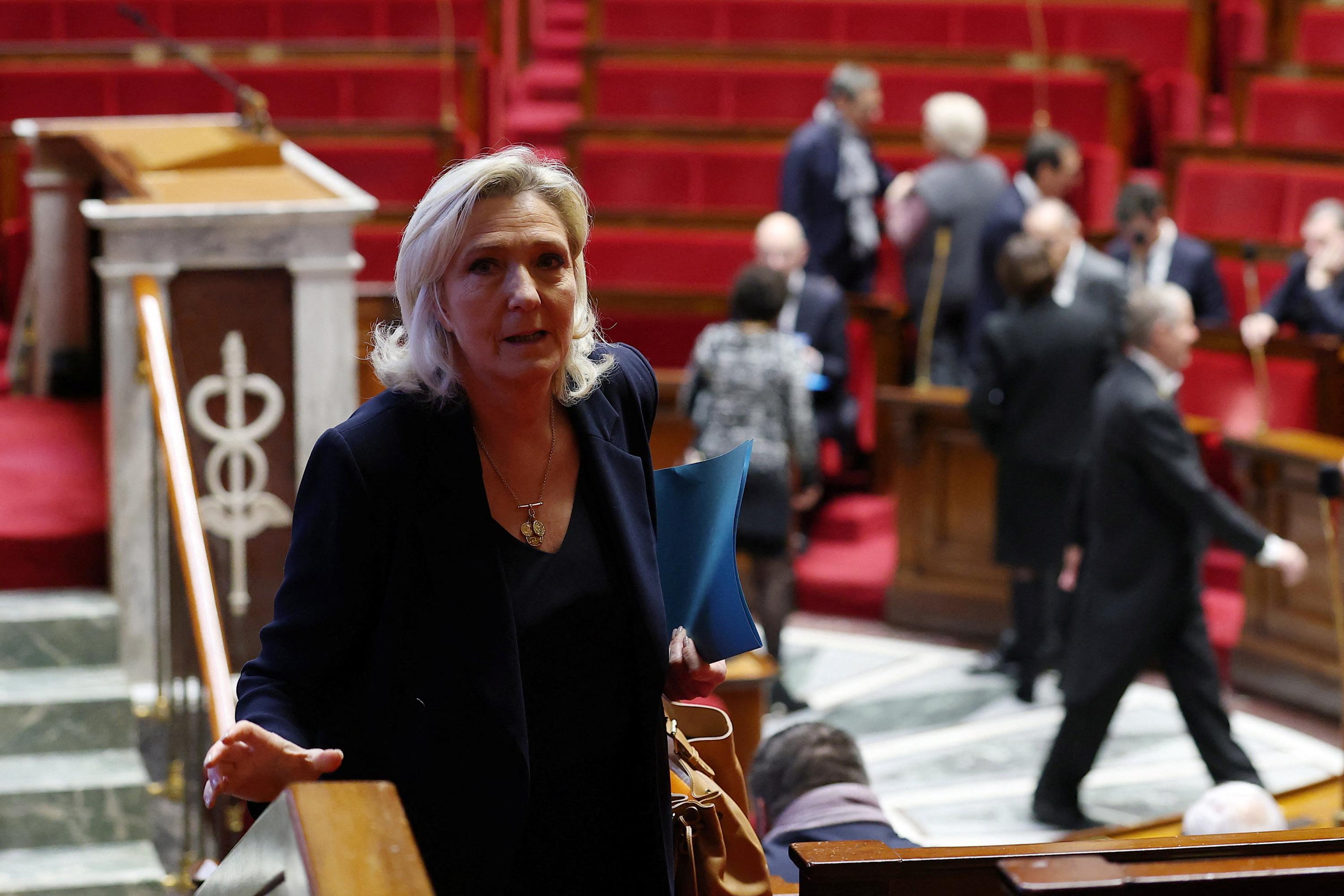 EN DIRECT - Motions de censure : «Le gouvernement commet un abus de Constitution» en utilisant le 49.3 pour le budget, juge Marine Le Pen