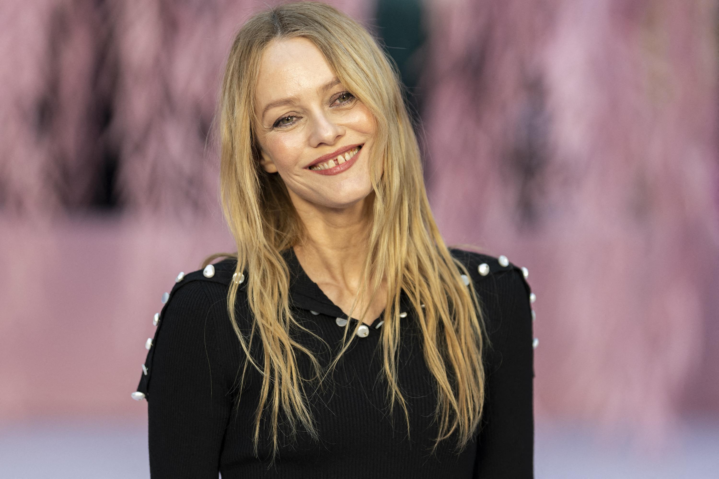 Abandonnée, la maison d’enfance de Vanessa Paradis a été vendue aux enchères à un prix cassé