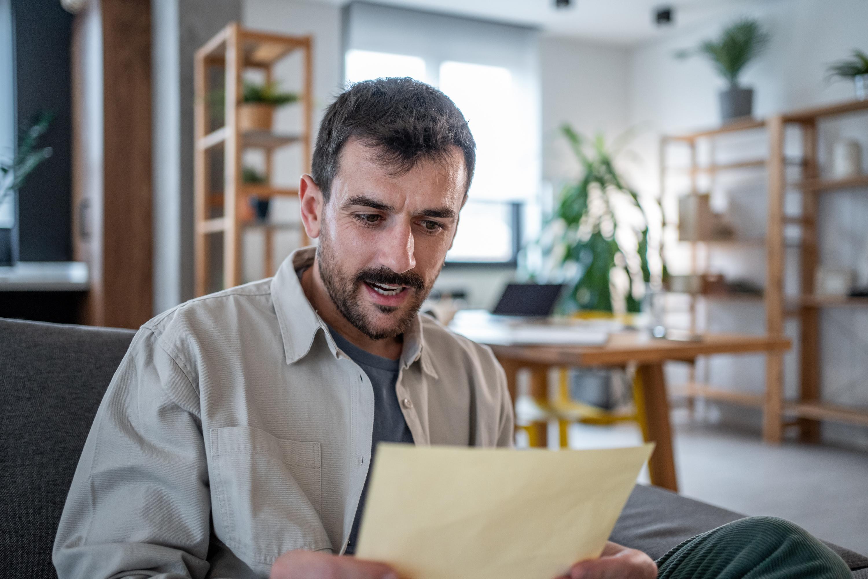 «J’ai explosé de colère» : le choix déroutant d’un locataire qui a dû payer 400 euros pour un verre à brosse à dents