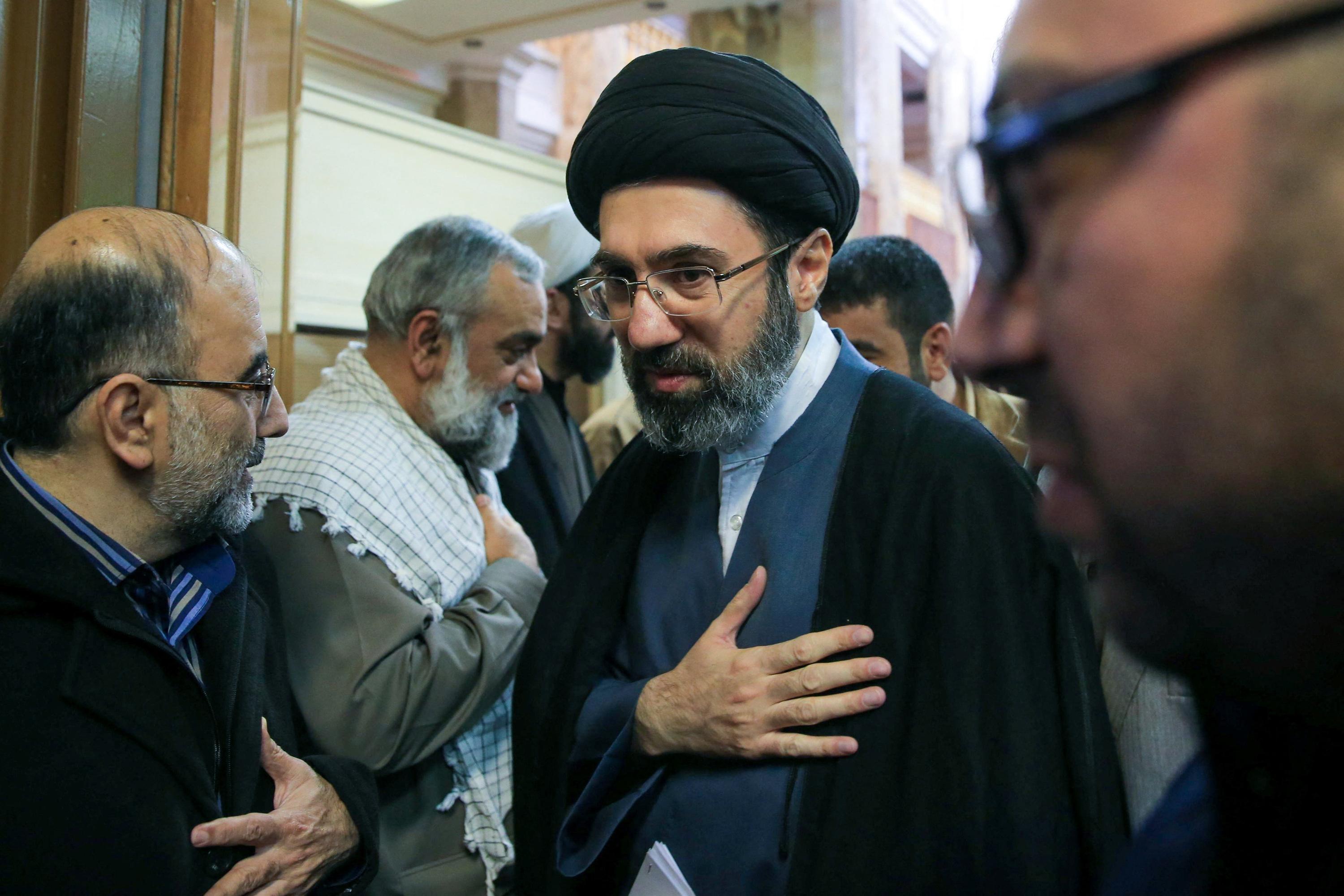 En soins intensifs, évacué à Moscou, ou mort : le mystère sur le sort de Mojtaba Khamenei alimente les rumeurs