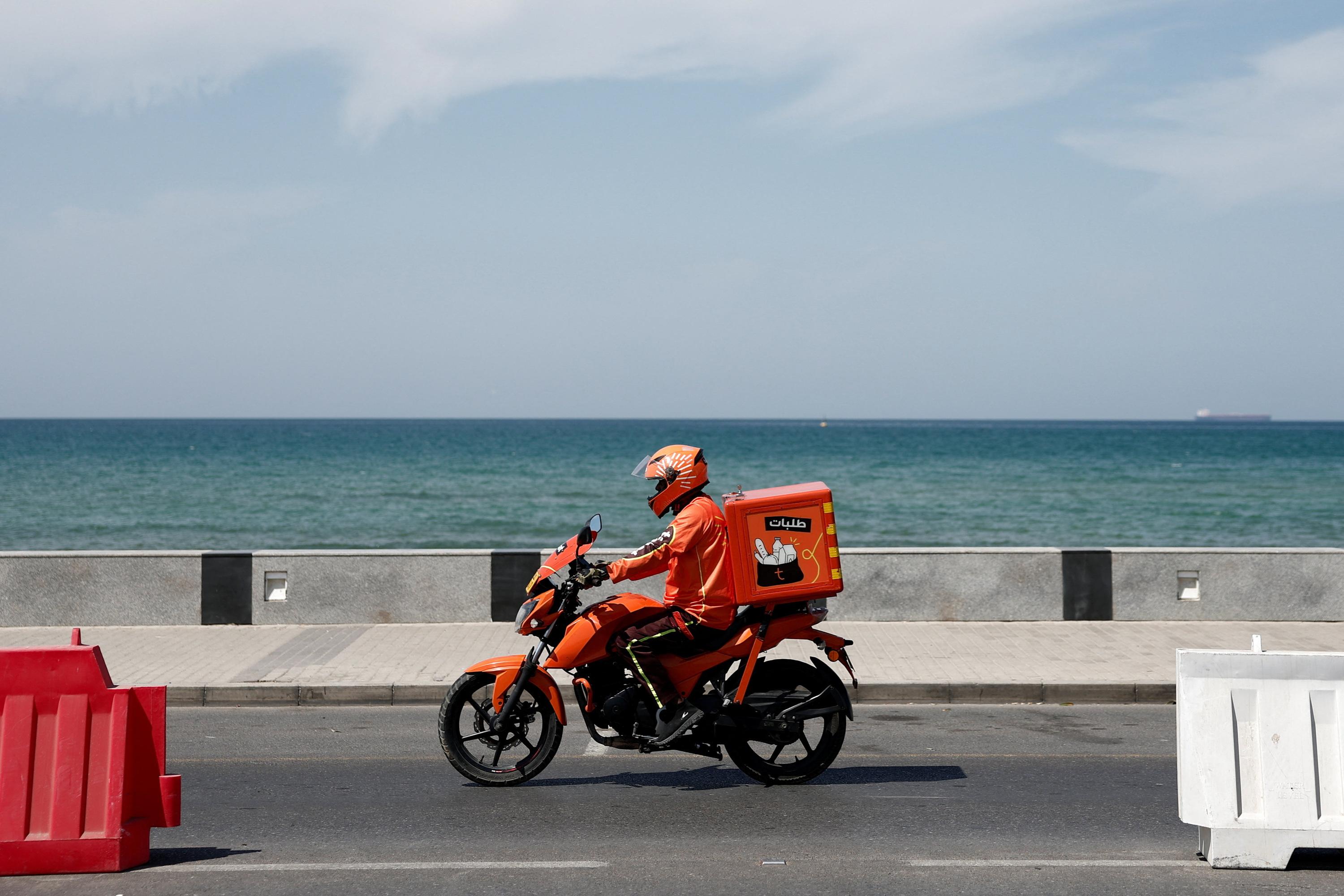 «L'application m'indiquait une direction, puis s'arrêtait soudainement» : dans le Golfe, les GPS perturbés par la guerre et les brouilleurs