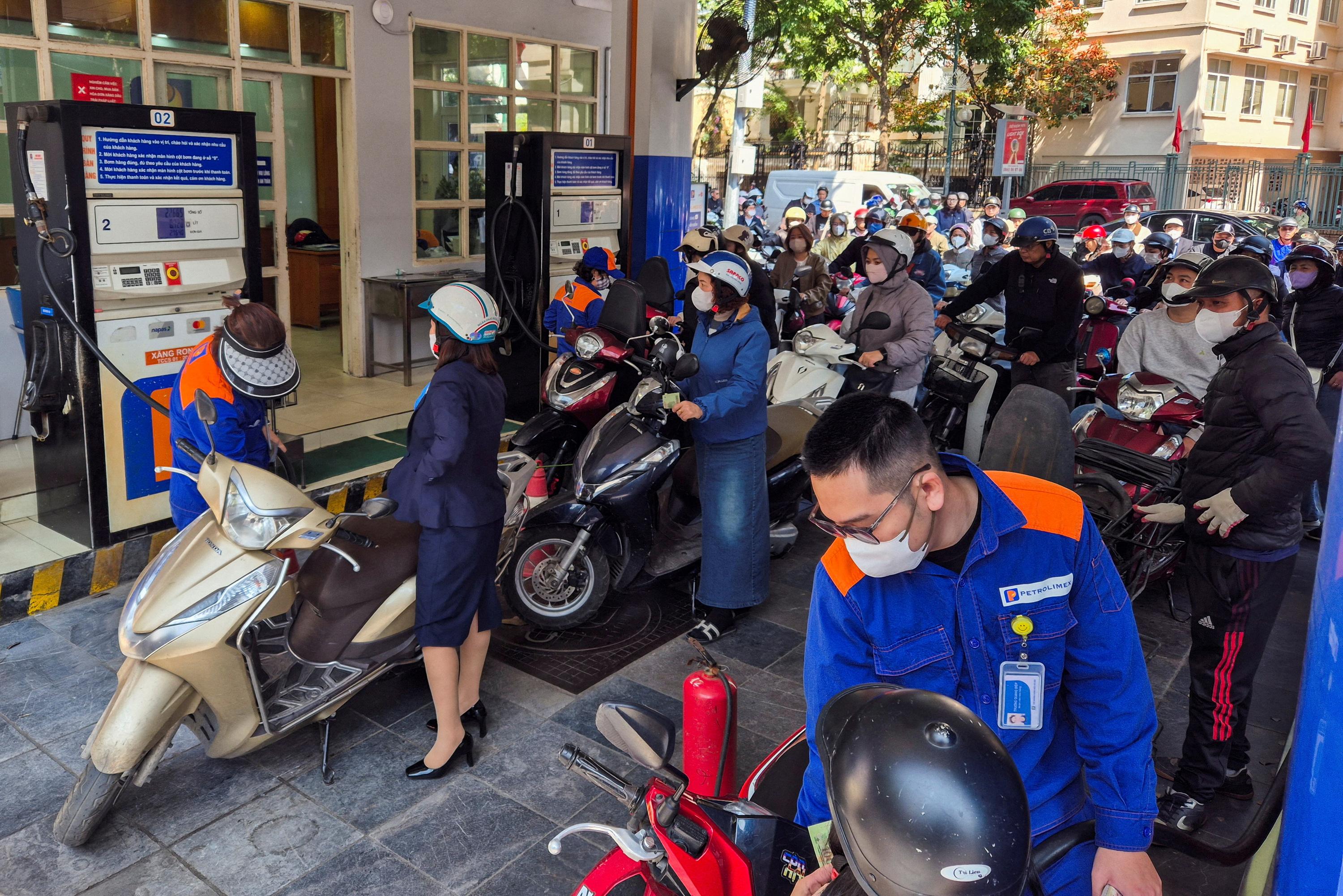 +20% pour l’essence, +34% pour le gazole : au Vietnam, les prix des carburants s'envolent en une nuit
