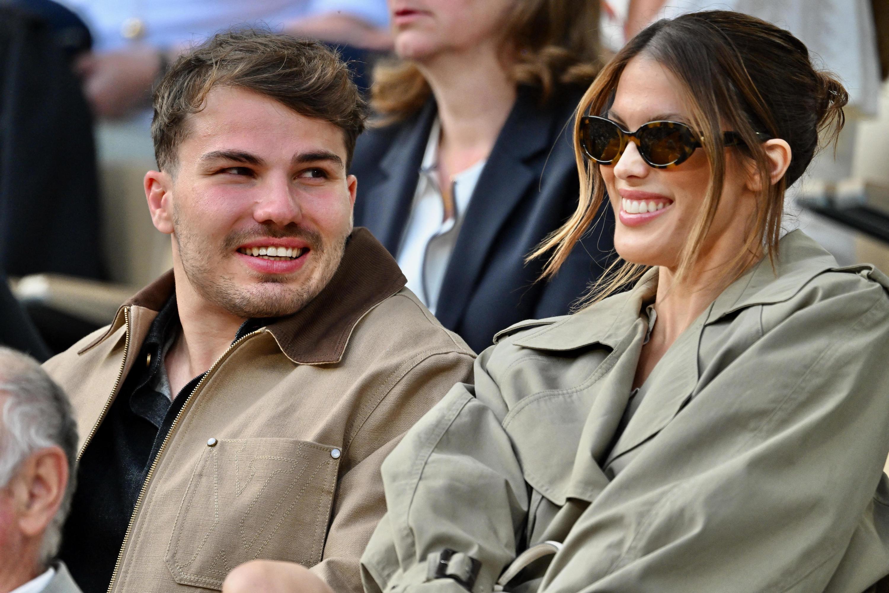 Antoine Dupont et Iris Mittenaere en vacances à l’Île Maurice : des indices d’une relation potentielle — People & Médias