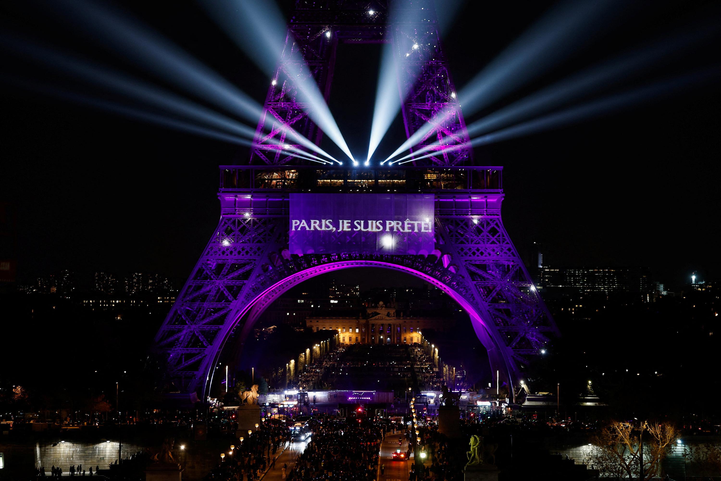 «Un passe-droit exceptionnel» : comment Céline Dion s’est offert la tour Eiffel et les rues de Paris