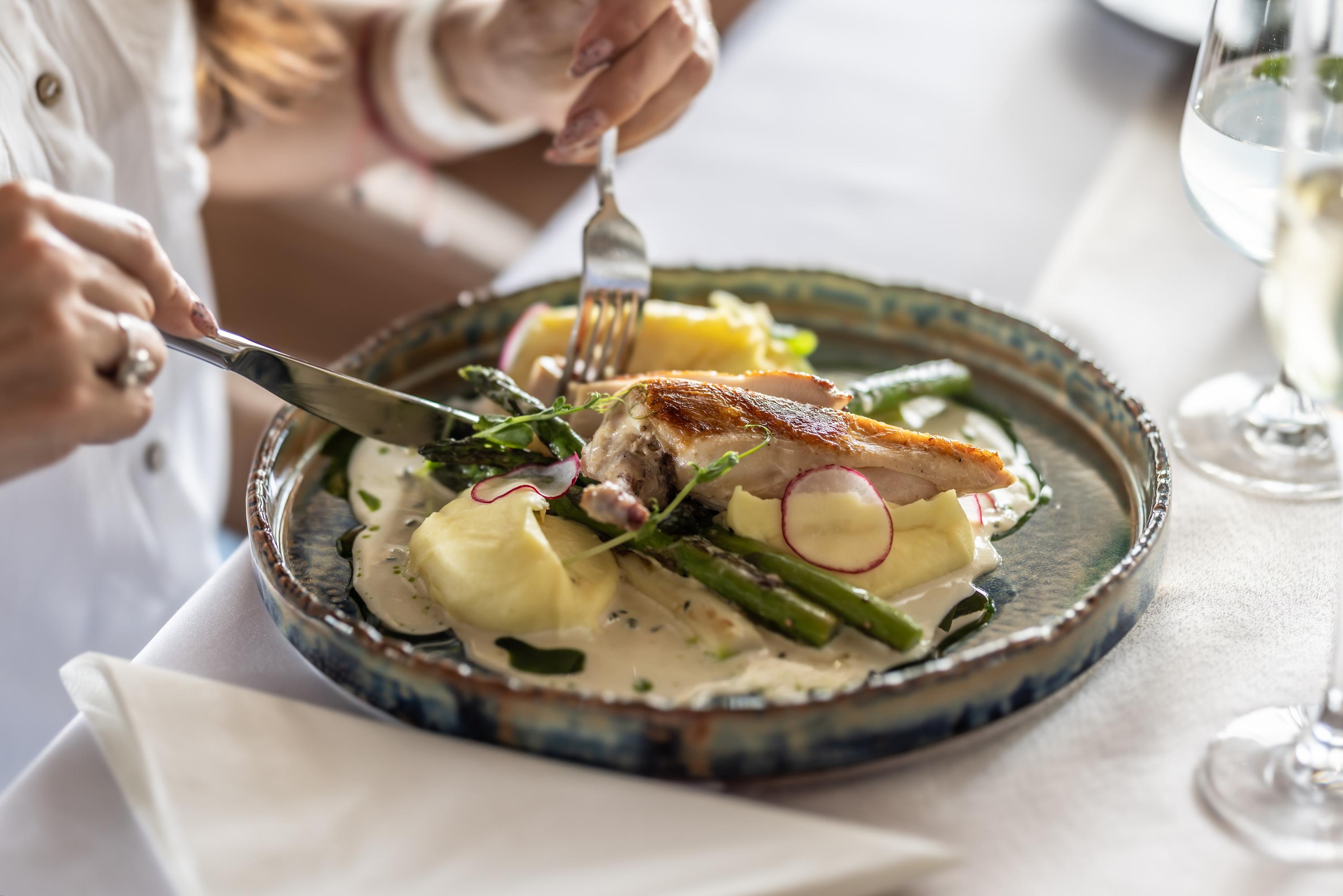 Pourquoi ne faut-il pas saucer son assiette ? L’interdit le plus délicieux du savoir-vivre