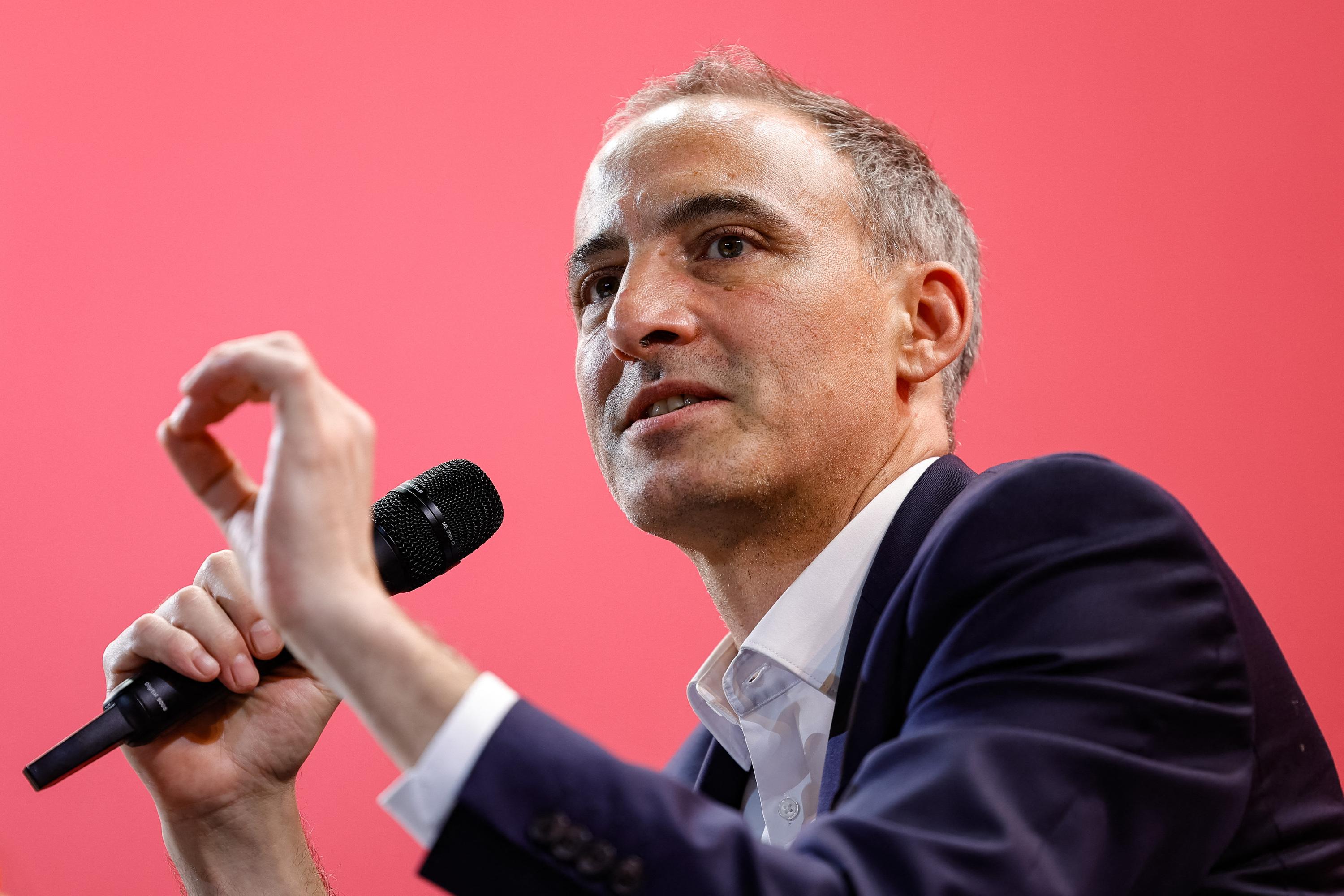 Carburants : Glucksmann plaide pour taxer les «superprofits» des entreprises pétrolières