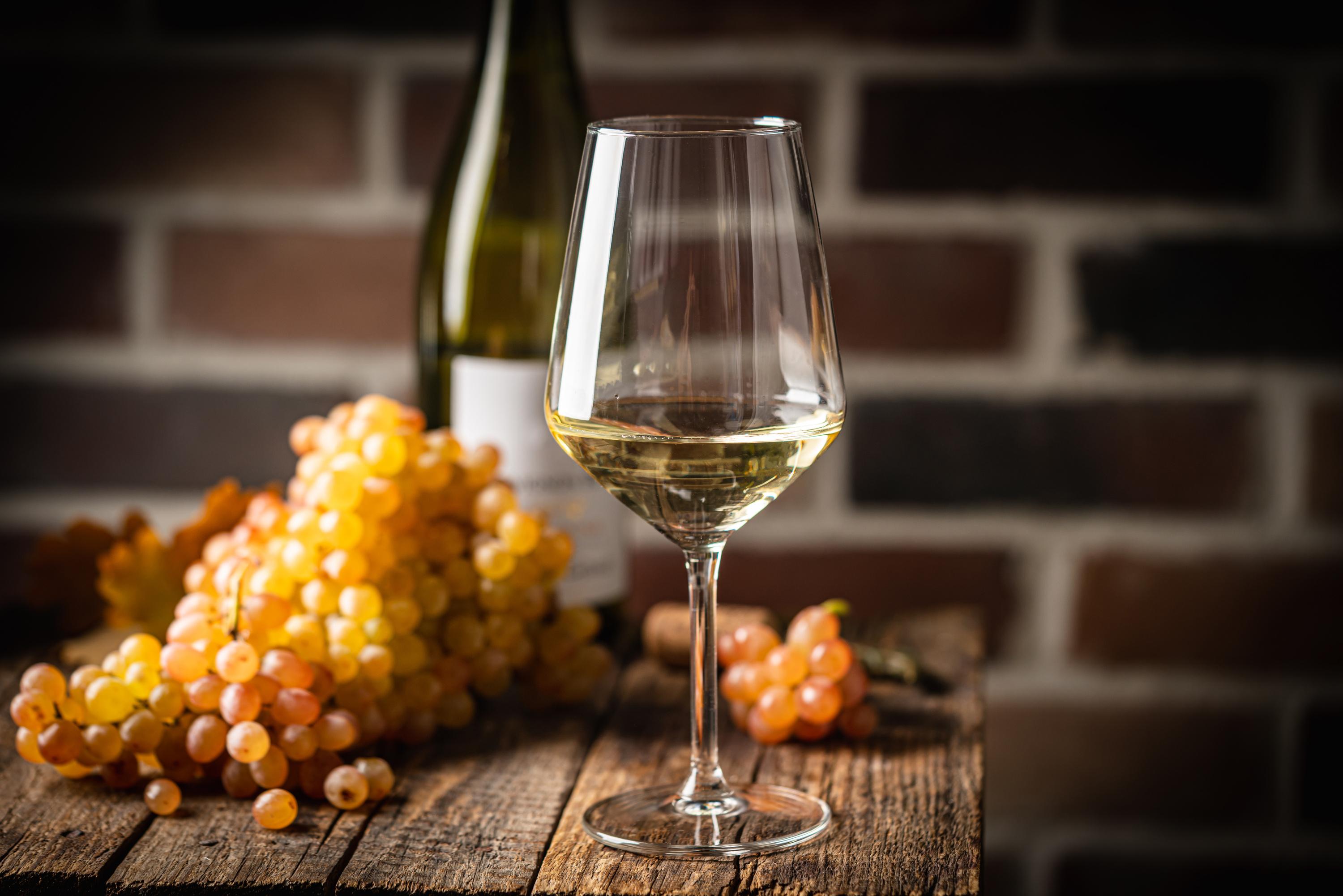 Vin blanc sec ou vin blanc fruité : comment (vraiment) faire la différence ?