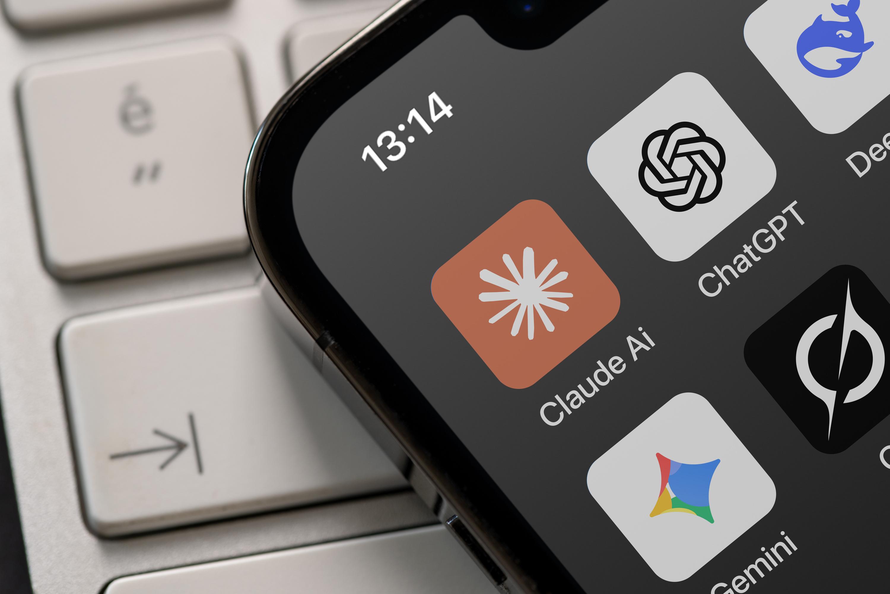 Claude, ChatGPT, Gemini... Comparer les IA, une mission impossible ?