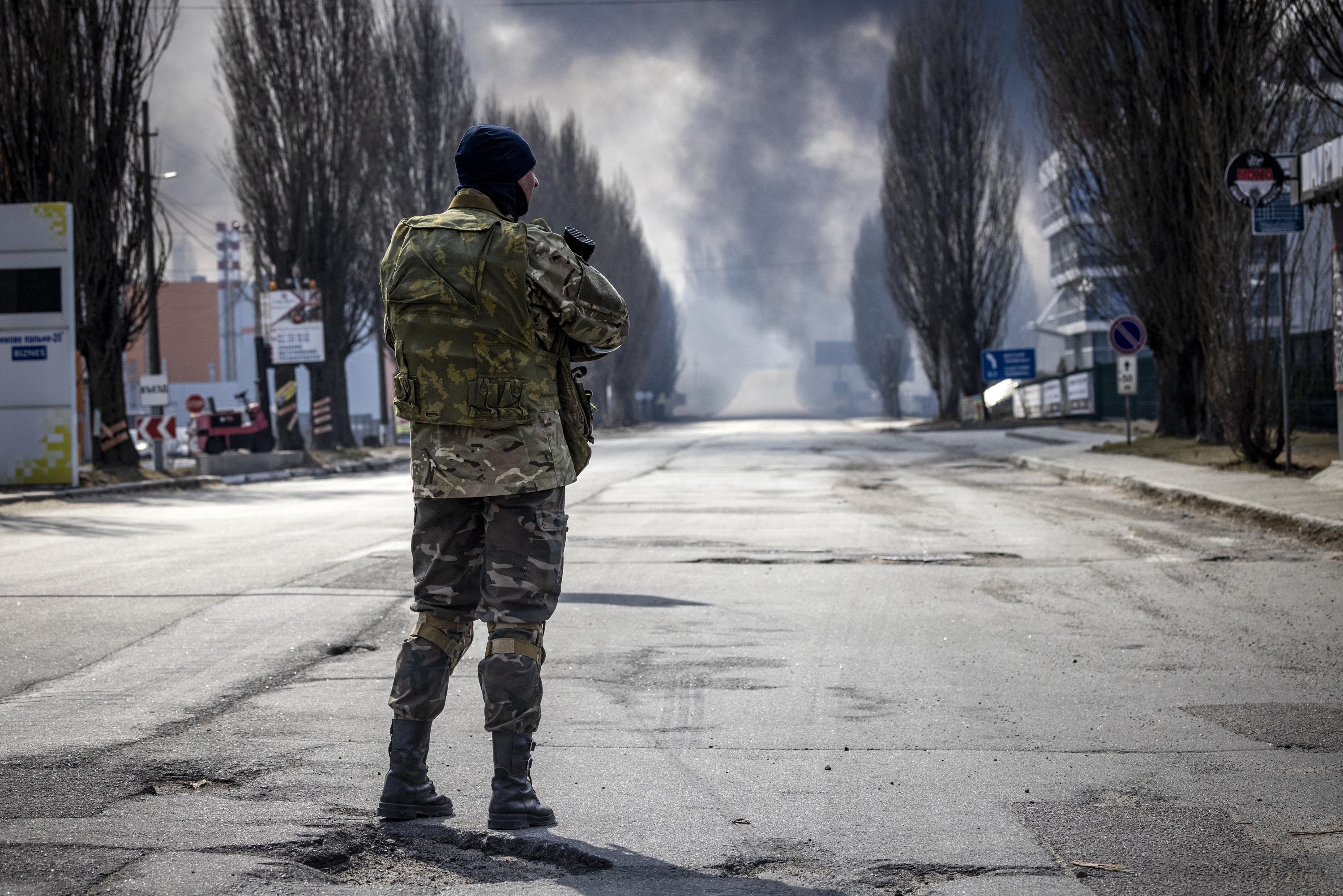 «S’il te plaît, ne me tue pas» : en fuyant les bombardements, un soldat ukrainien tombe sur un soldat russe et survit deux semaines dans son abri