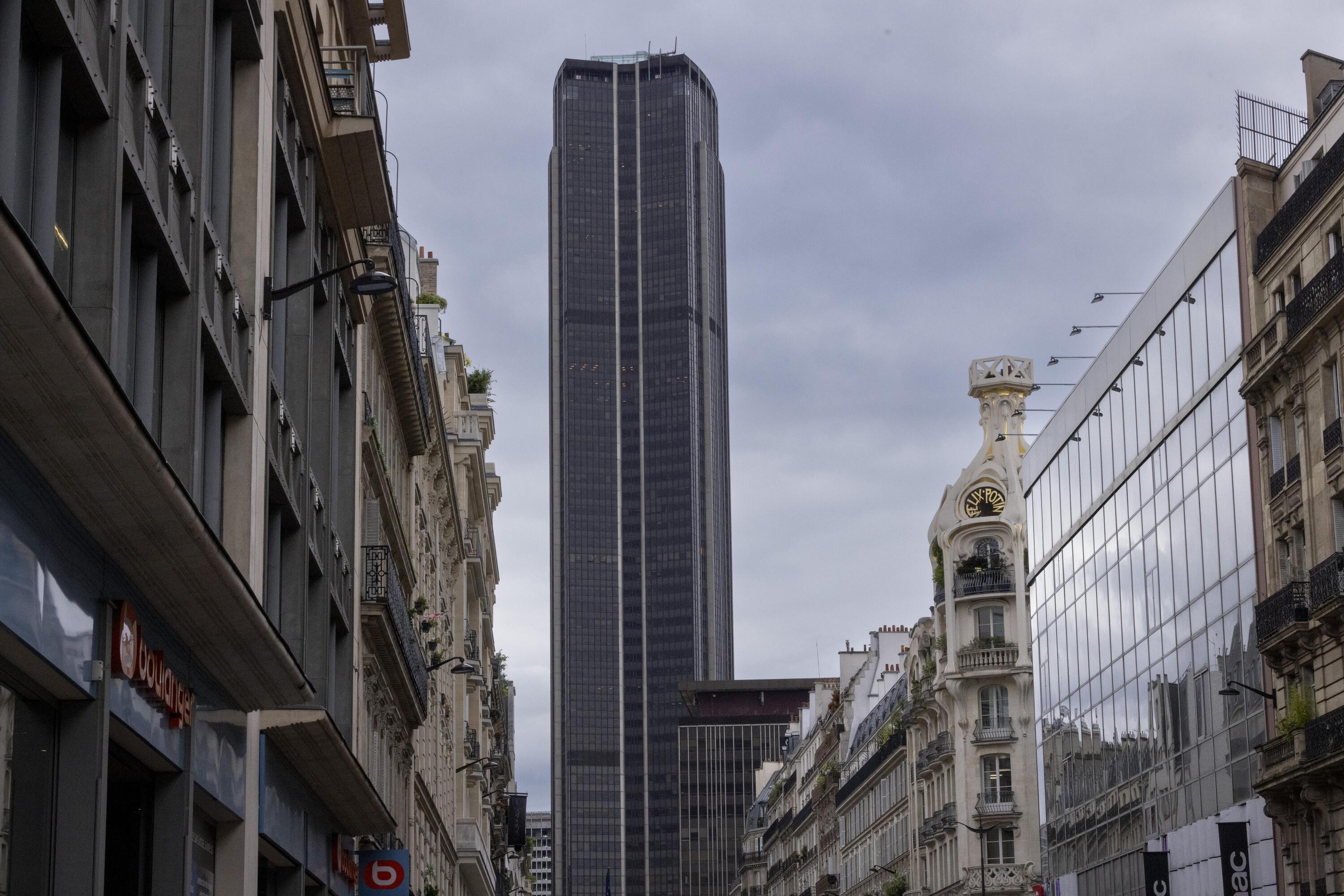 «C’est Vianney qui a acheté» : pendant qu’il construisait sa cabane en bois, le chanteur s’est-il aussi offert le 43e étage de la tour Montparnasse ?