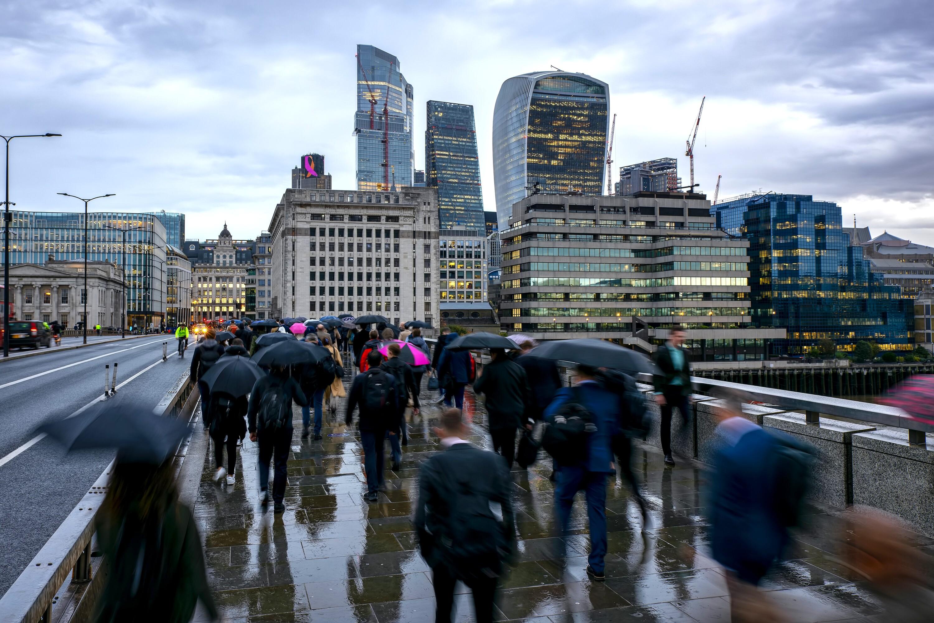 «Le Royaume-Uni s’est tiré une balle dans le pied» : dix ans après, le Brexit plombe encore l’économie britannique