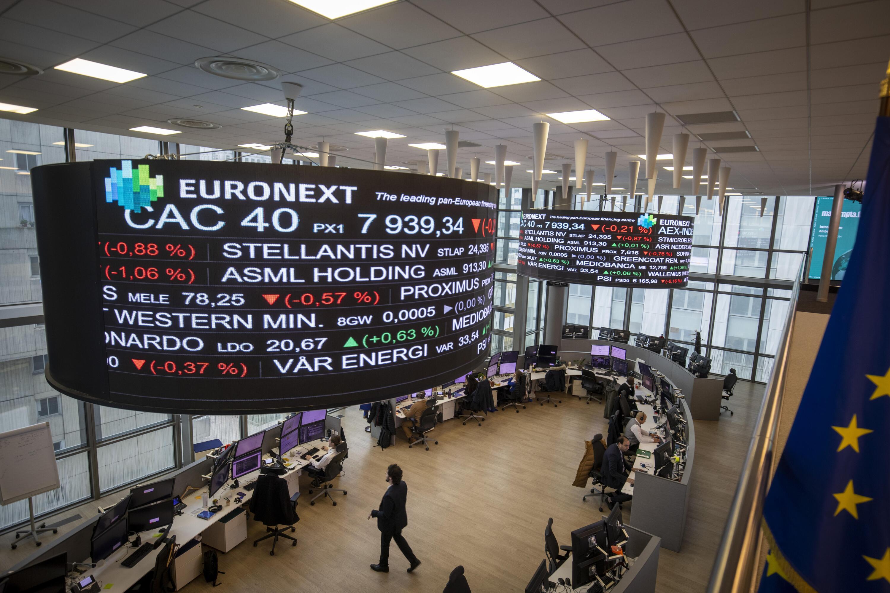Les Bourses européennes clôturent en baisse, mais atténuent le coup de chaud sur la tech