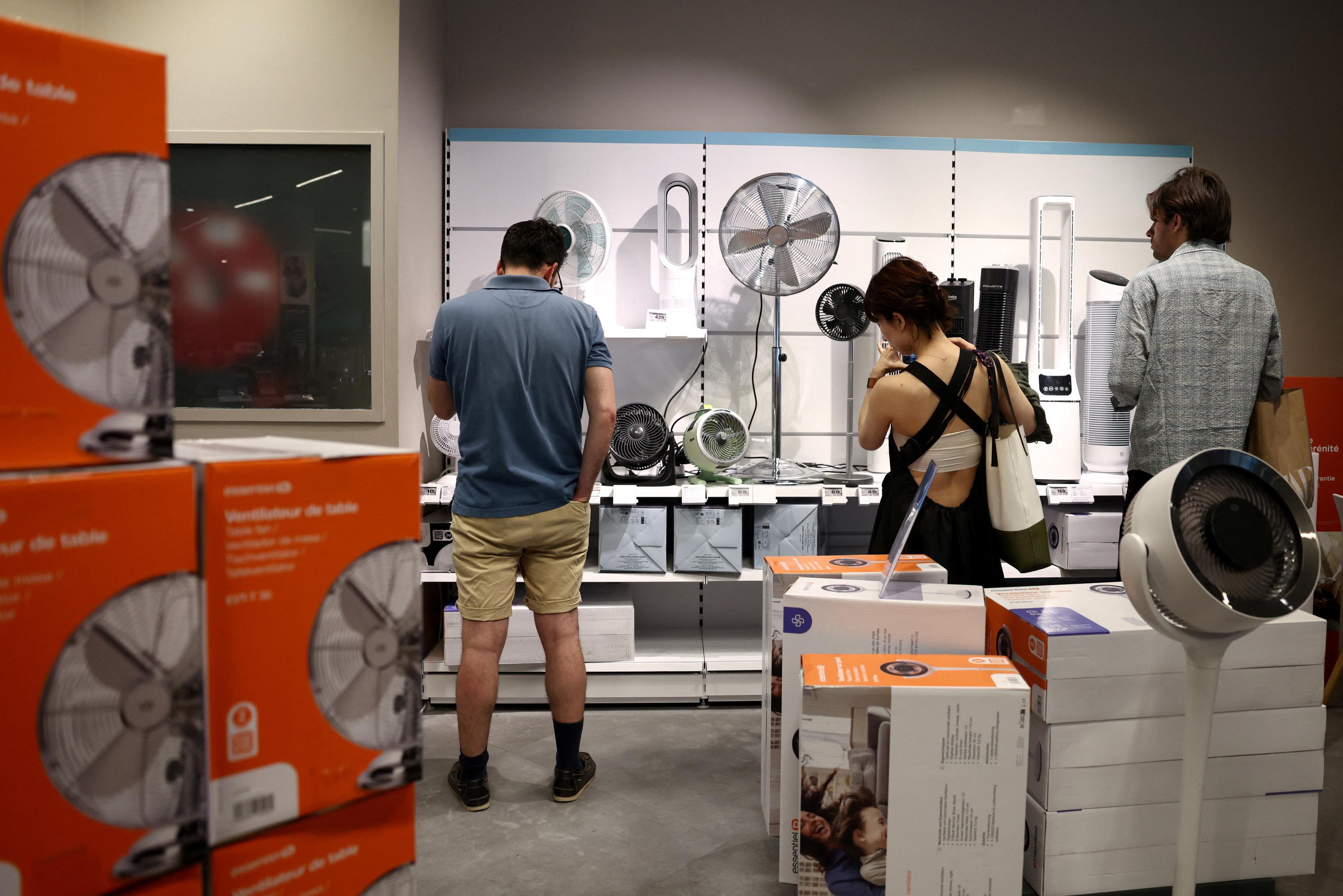 «On ne va pas pouvoir satisfaire tout le monde» : les Français se ruent sur les climatiseurs et ventilateurs face à la canicule