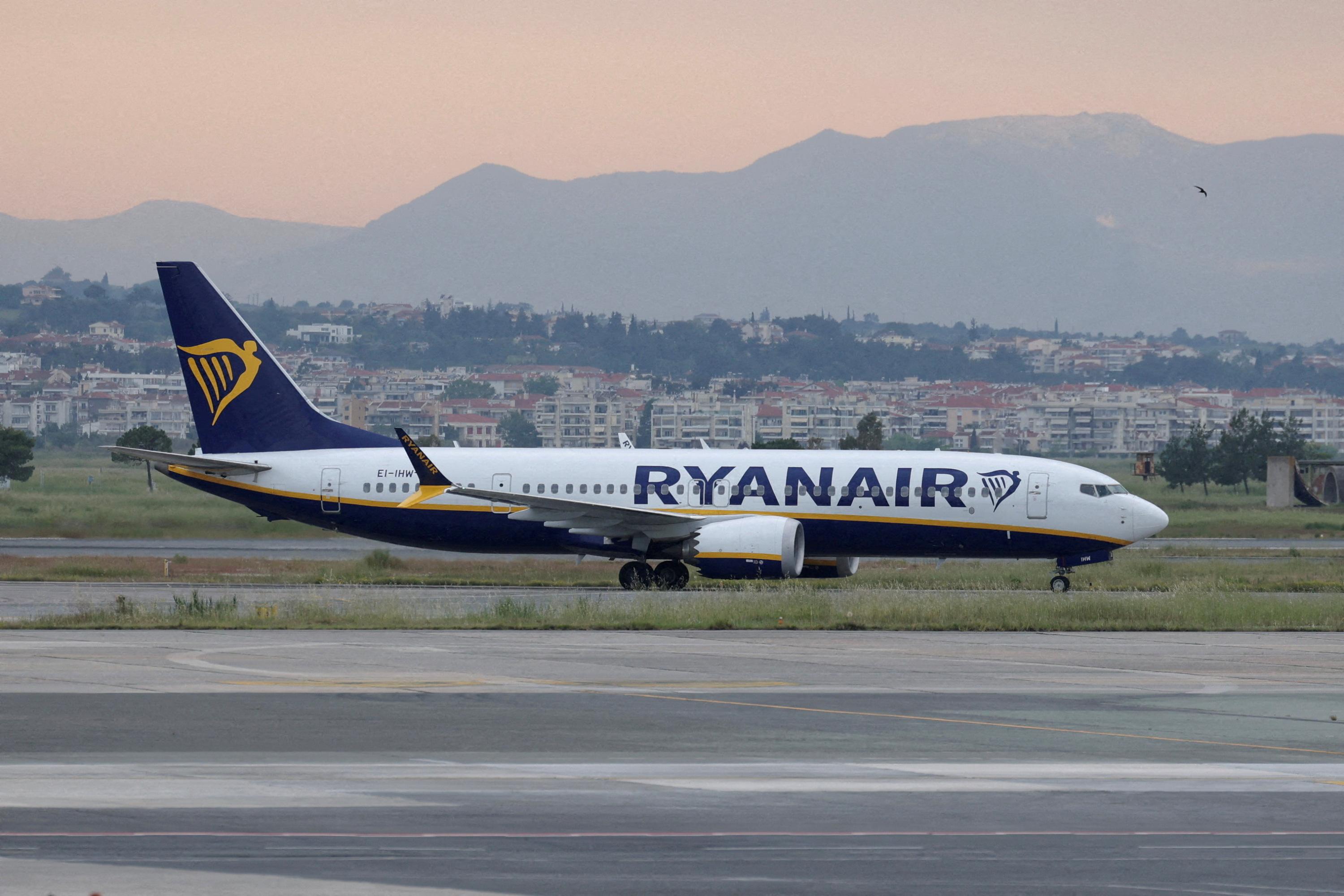 Grèce : un homme a failli être aspiré par le hublot d’un avion de la compagnie Ryanair