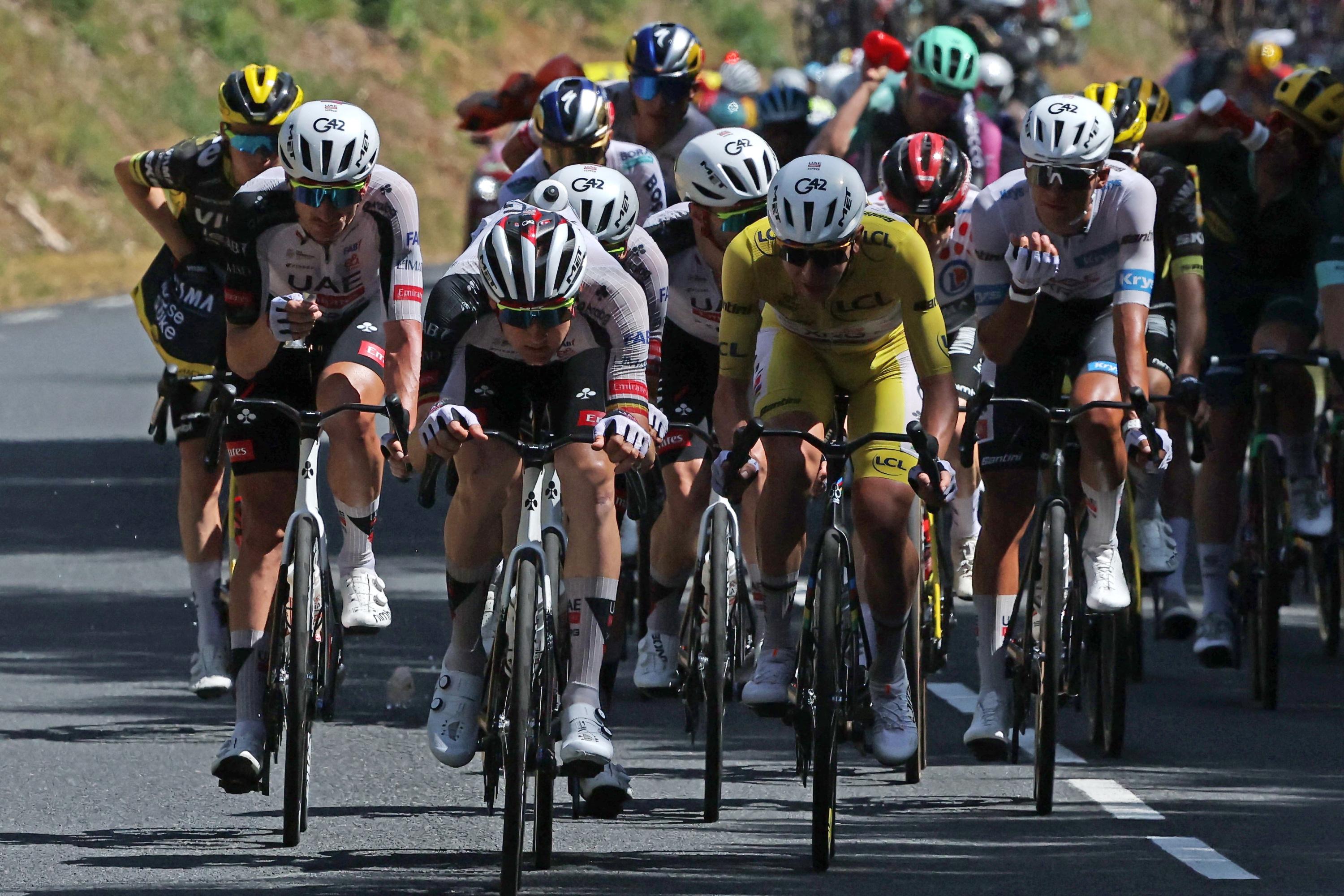 EN DIRECT - Tour de France : accélération fulgurante de Pogacar dans le col de Pertus, suivez le final de la 10e étape
