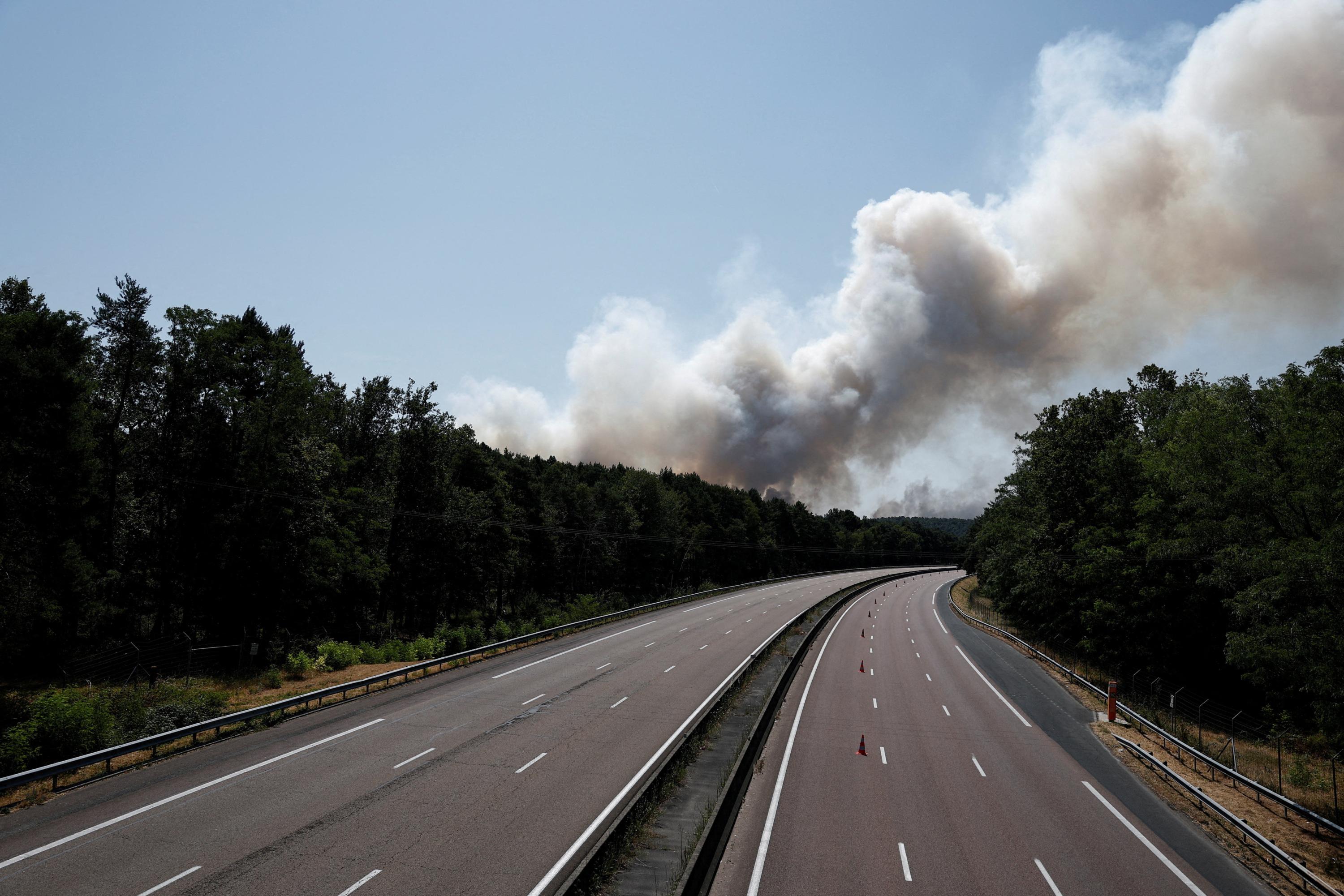 Incendies en forêt de Fontainebleau : l’autoroute A6 rouvre progressivement à partir de ce jeudi soir