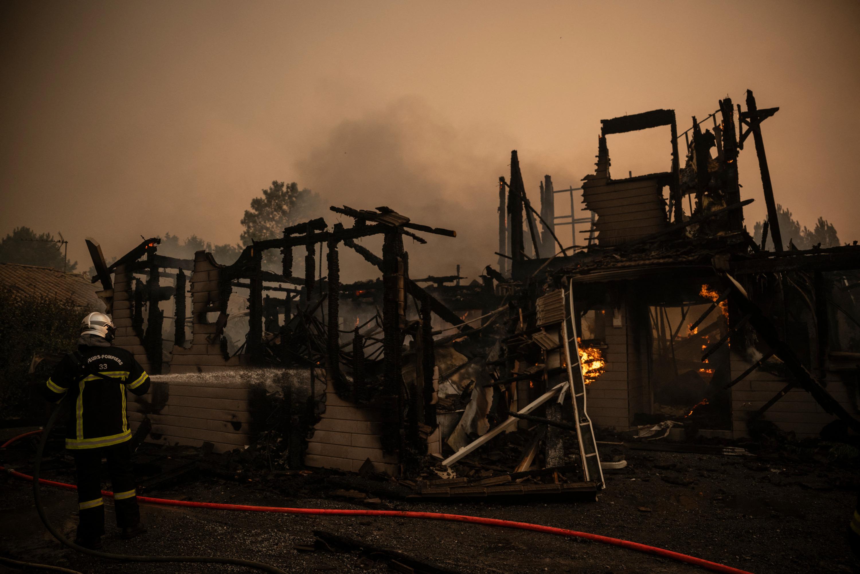 EN DIRECT - Incendies en Gironde : «plus de 50 maisons détruites, ainsi qu’un camping», annonce la préfète inquiète «des vents prévus»