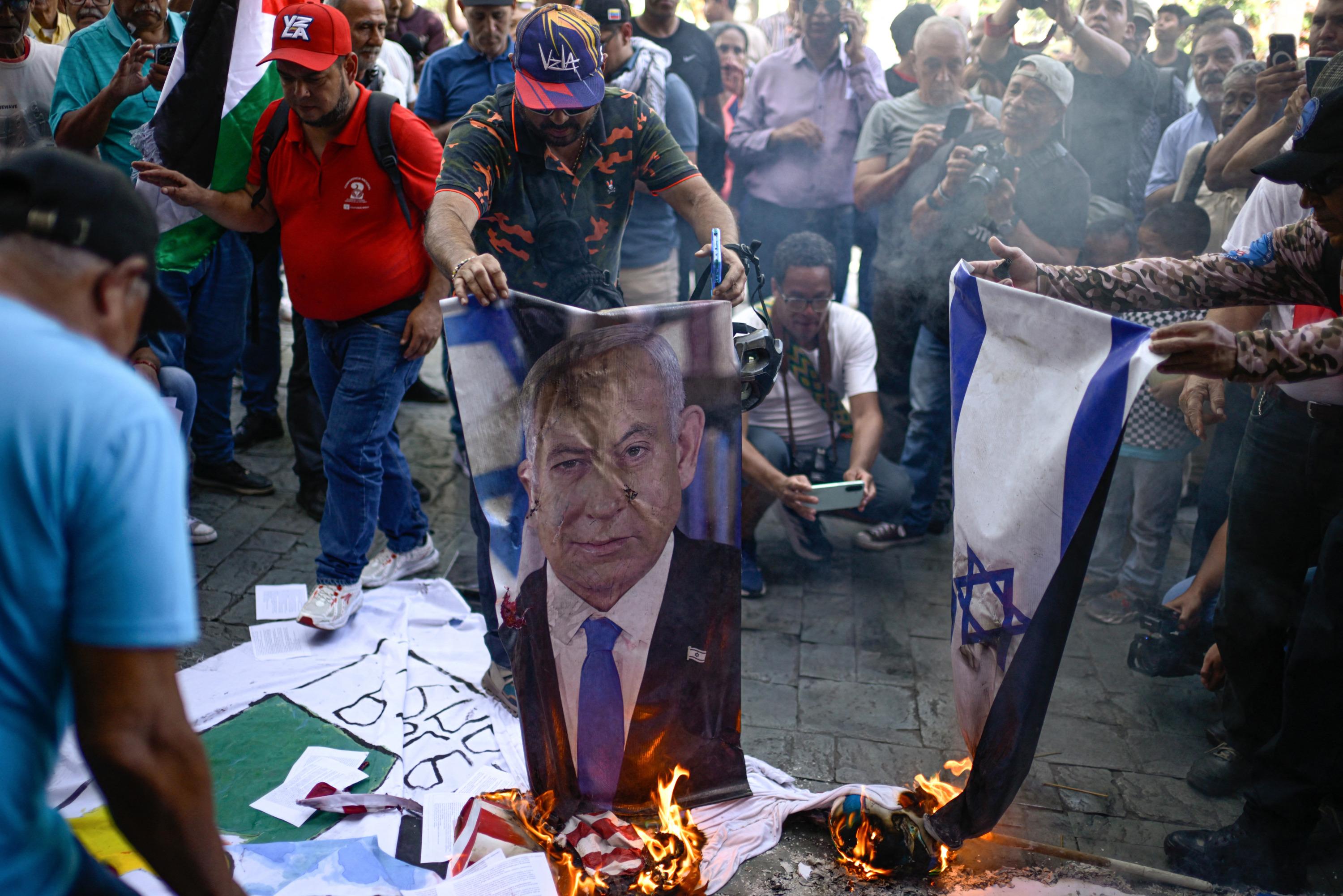 Séisme au Venezuela : les drapeaux américain et israélien brûlés par des manifestants pro-Maduro