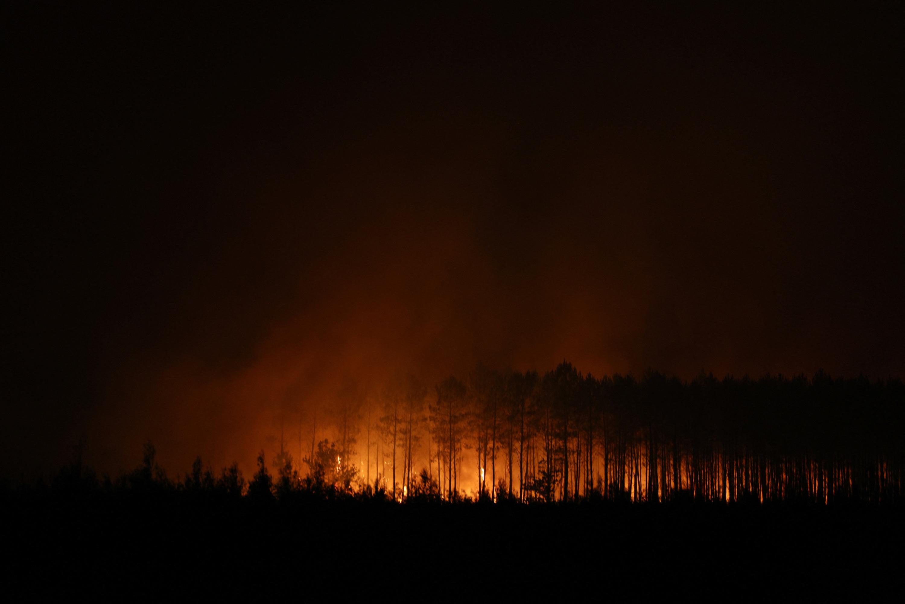 EN DIRECT - Incendies en France : neuf pompiers blessés en Gironde, l’activité des colonies de vacances suspendue