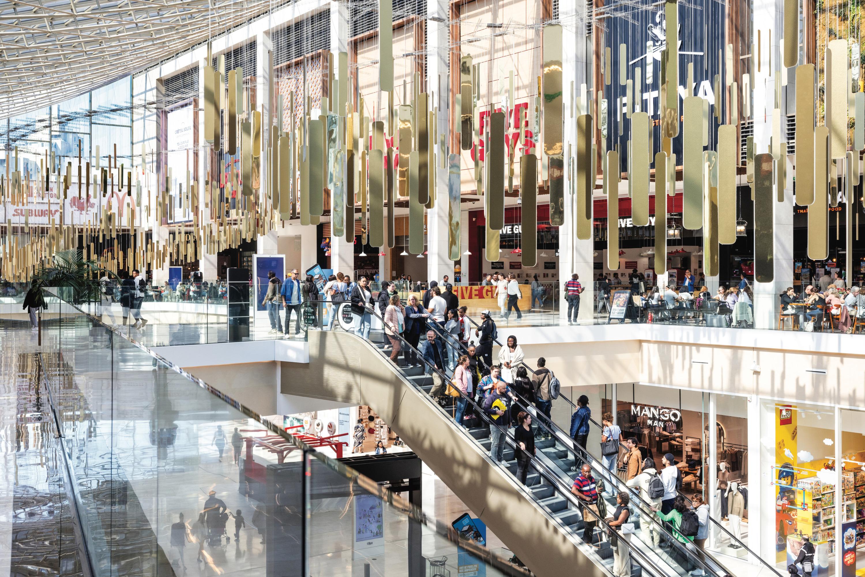 « Qu’on les aime ou non, tout le monde les connaît » : les centres commerciaux défient le contexte de consommation morose