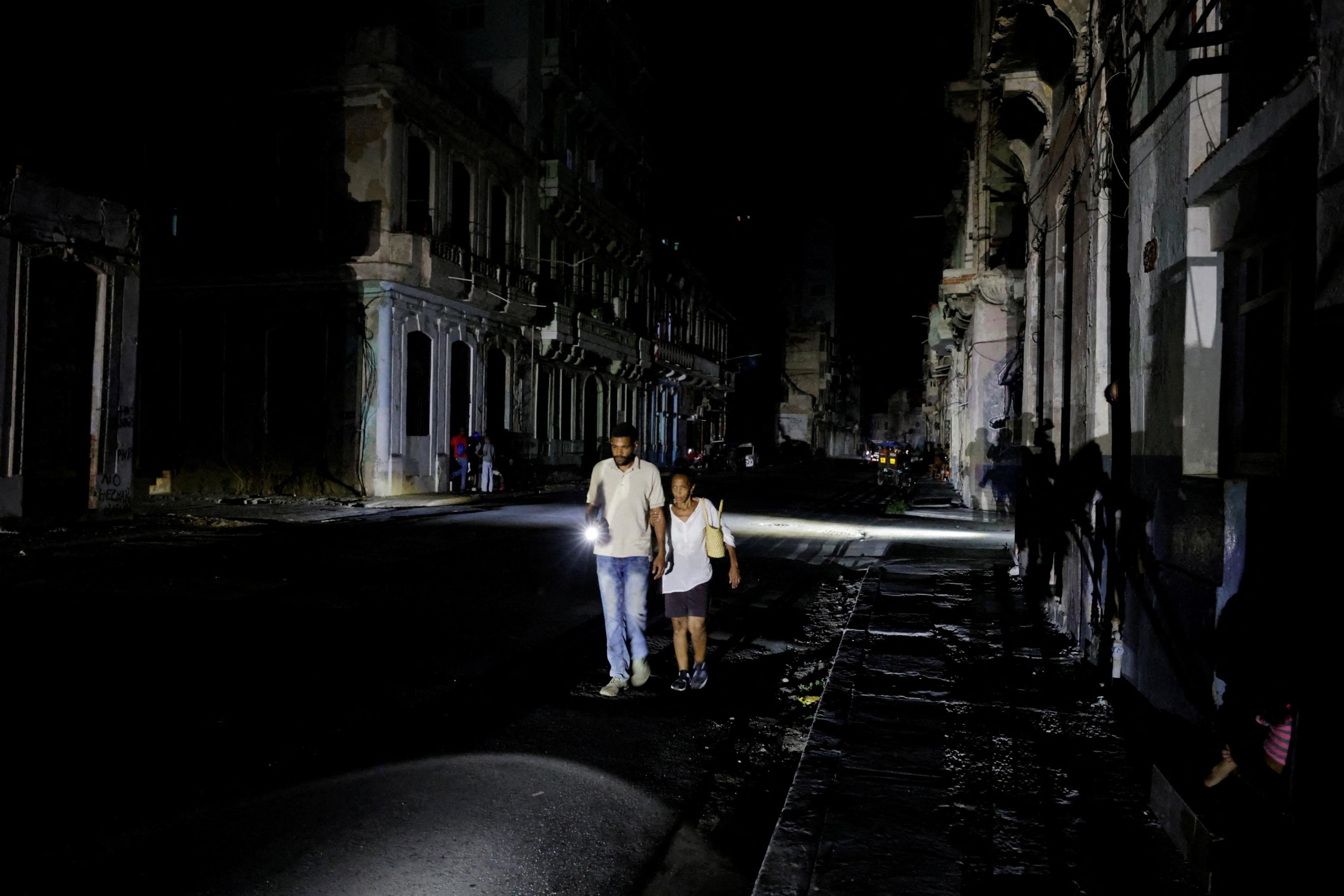 Cinq des 15 provinces de Cuba privées d'électricité