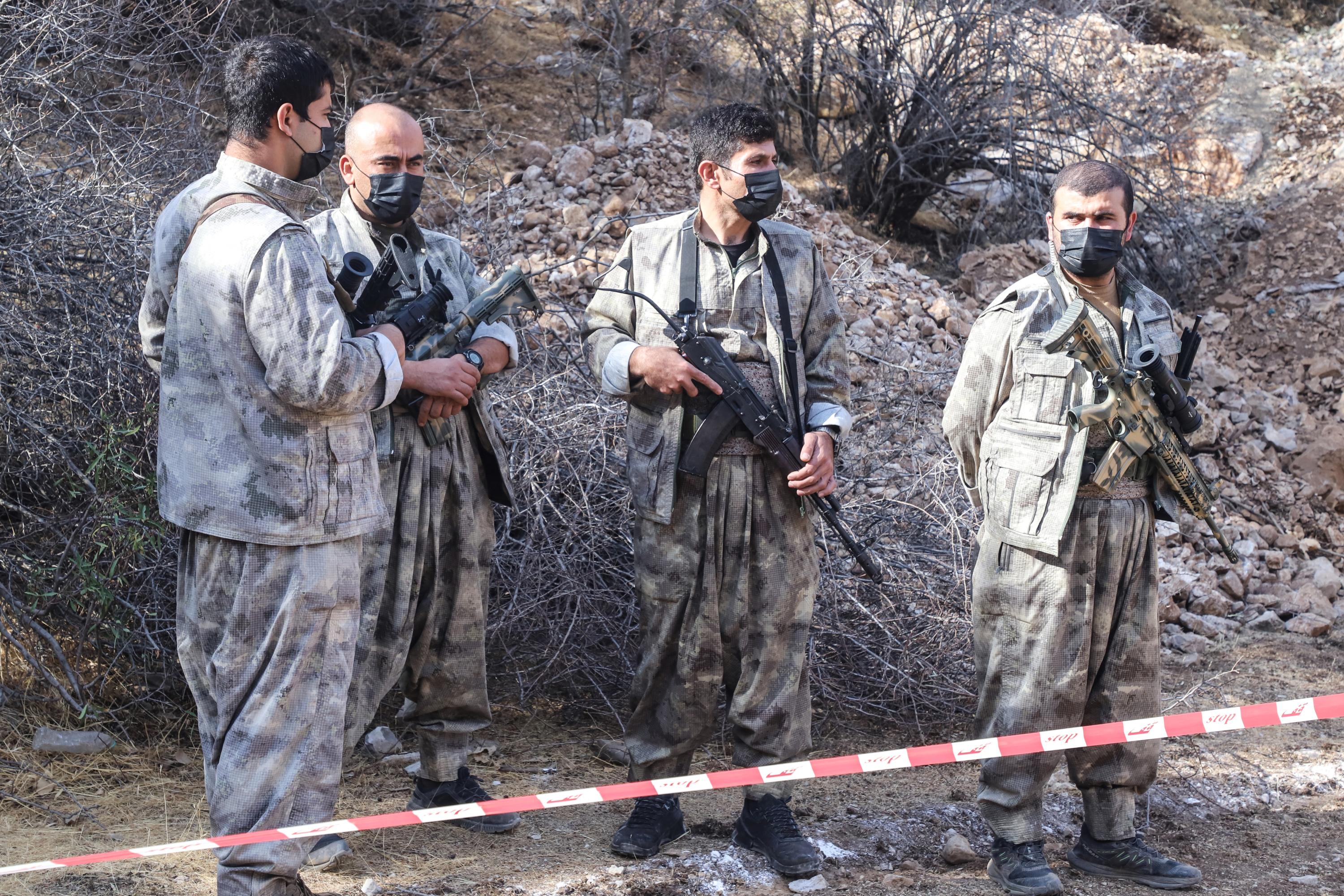 « Je lui mettrai une claque puis je le prendrai dans mes bras » : l’épineux retour des combattants kurdes en Turquie