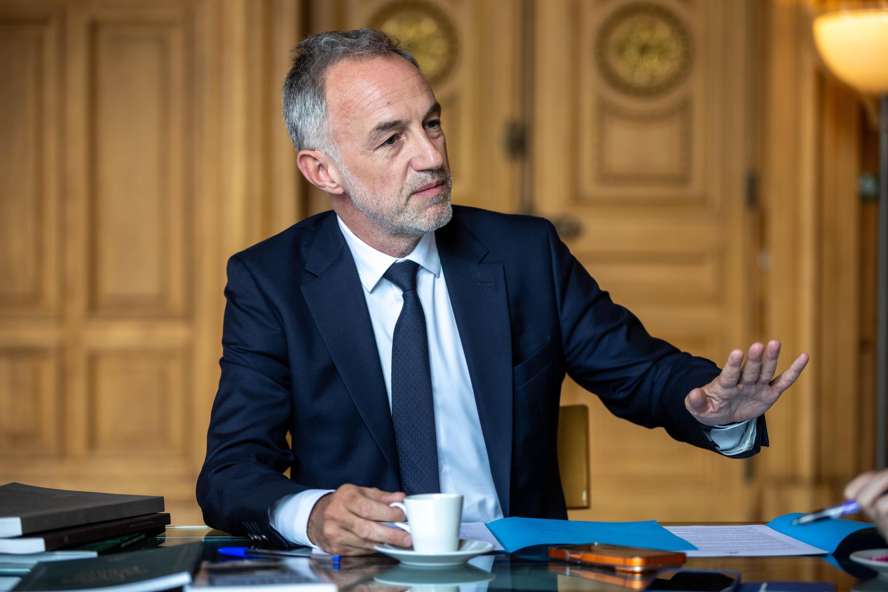 «Qui se fera exproprier ?», «Ils vont être squattés», «Qui va payer ?» : les critiques fusent contre Emmanuel Grégoire qui veut collectiviser les toits de Paris