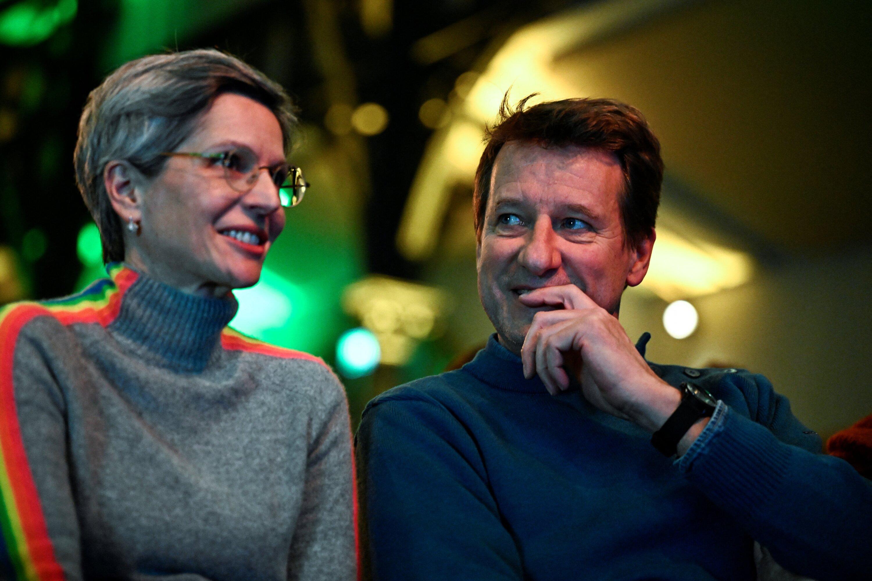 Présidentielle 2027 : tiraillés entre Raphaël Glucksmann et Jean-Luc Mélenchon, les Verts au bord de l’implosion