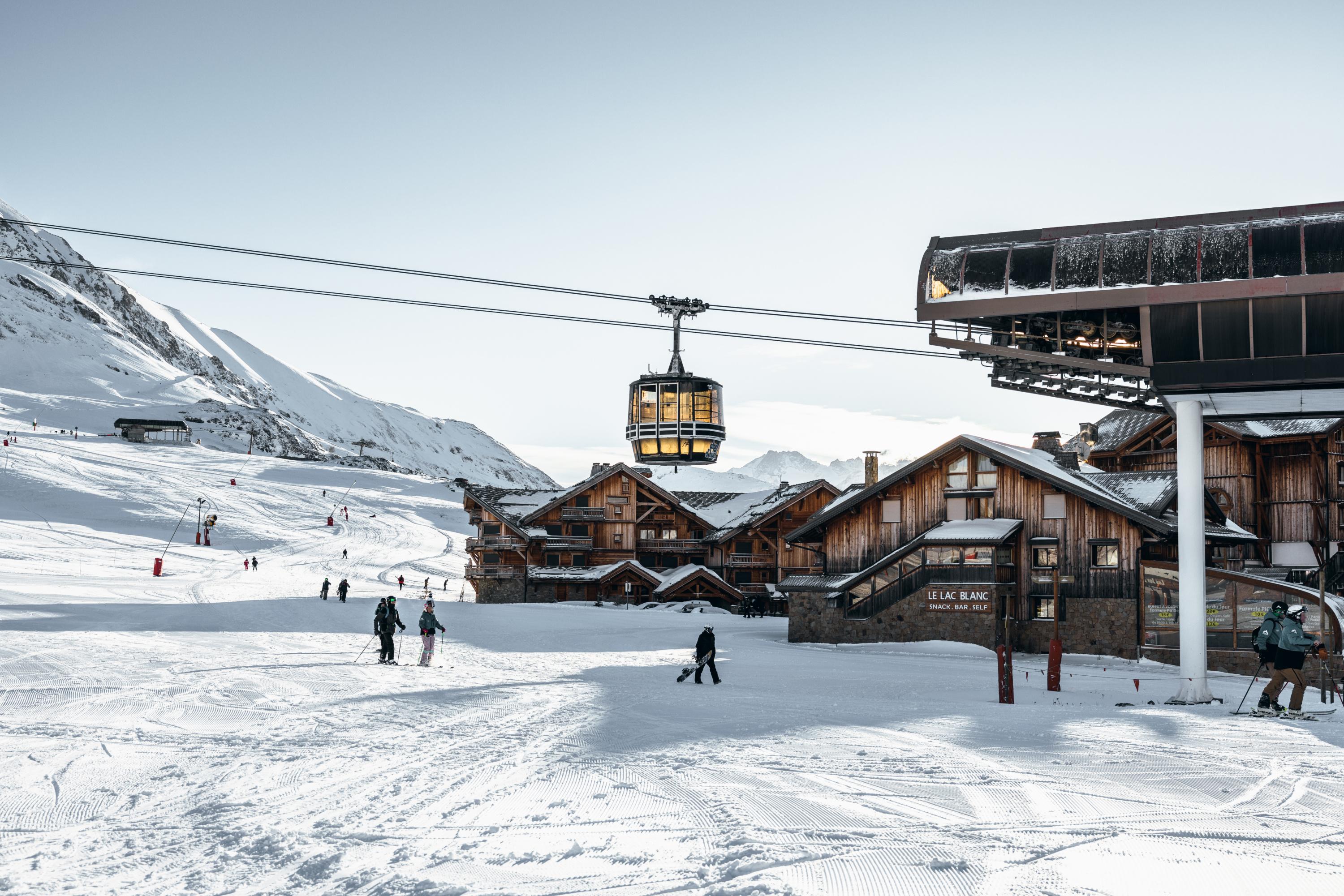 «Elles ont cru qu’elles allaient mourir» : 23 personnes blessées à l’Alpe d’Huez, dont trois graves, après qu’une télécabine a heurté un camion-grue