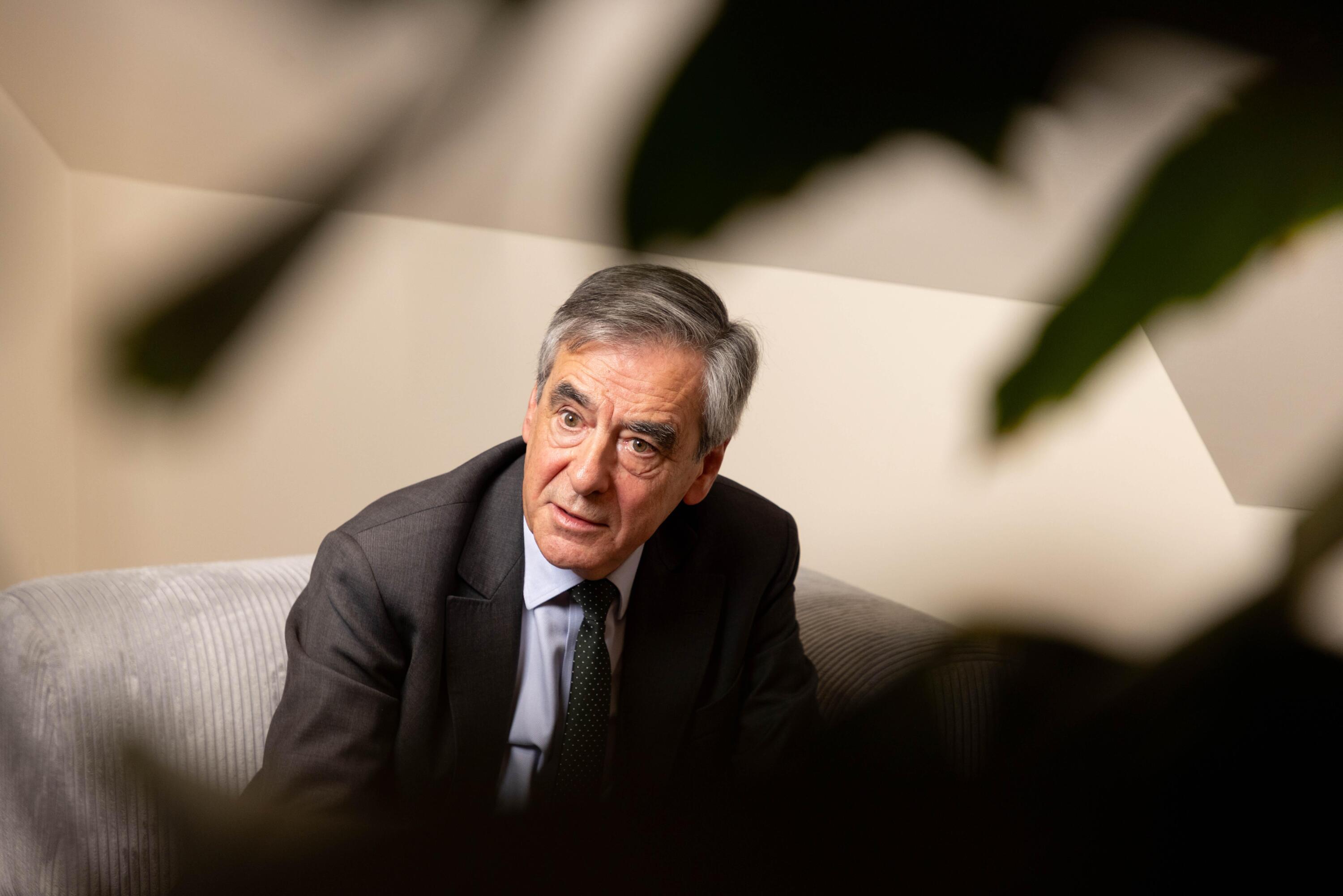 Dix ans après, le mea culpa de Fillon sur l’affaire des costumes... Les indiscrets du Figaro