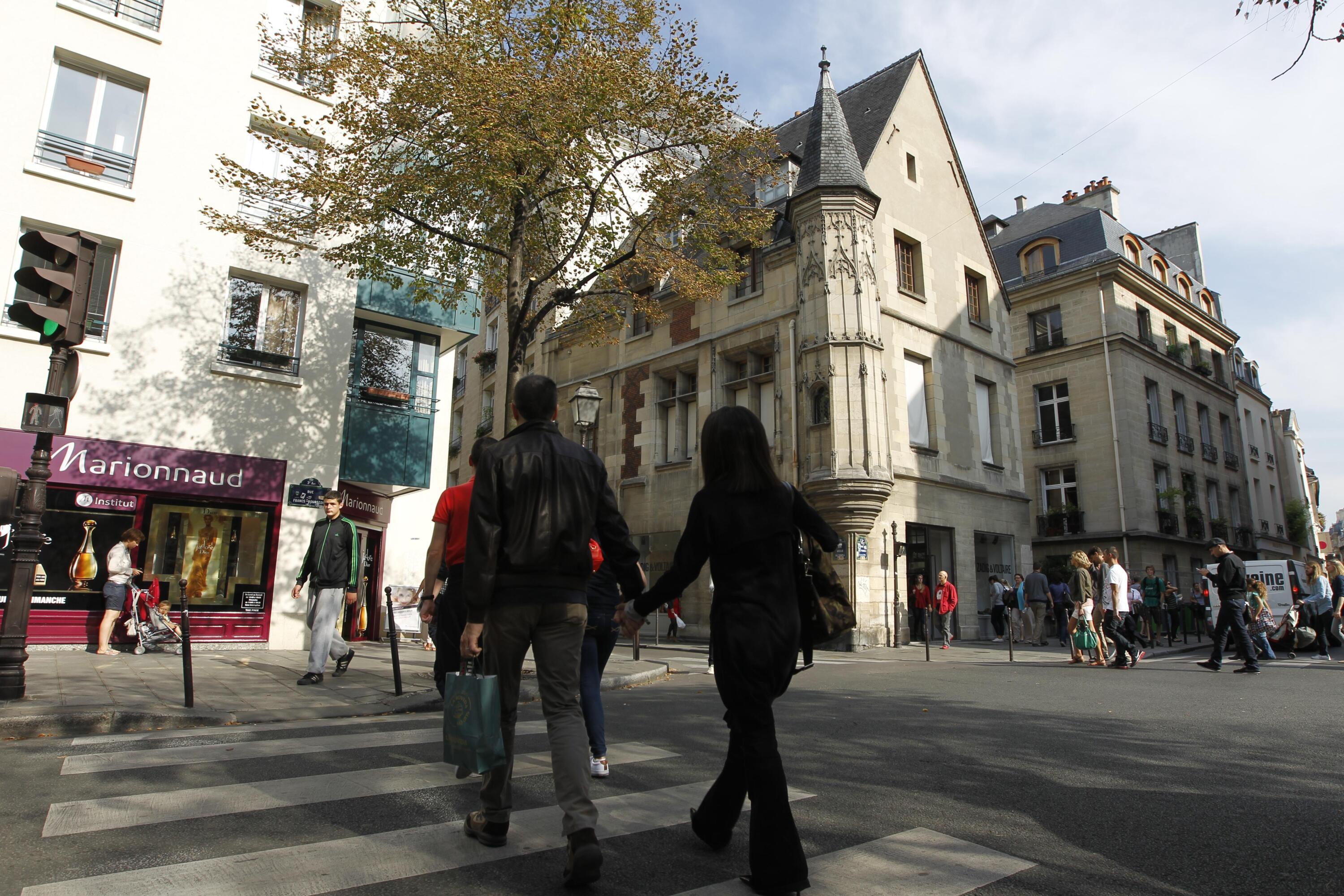 Paris : un juge d’instruction saisi après l’agression d’un policier, également président d’une association LGBT+