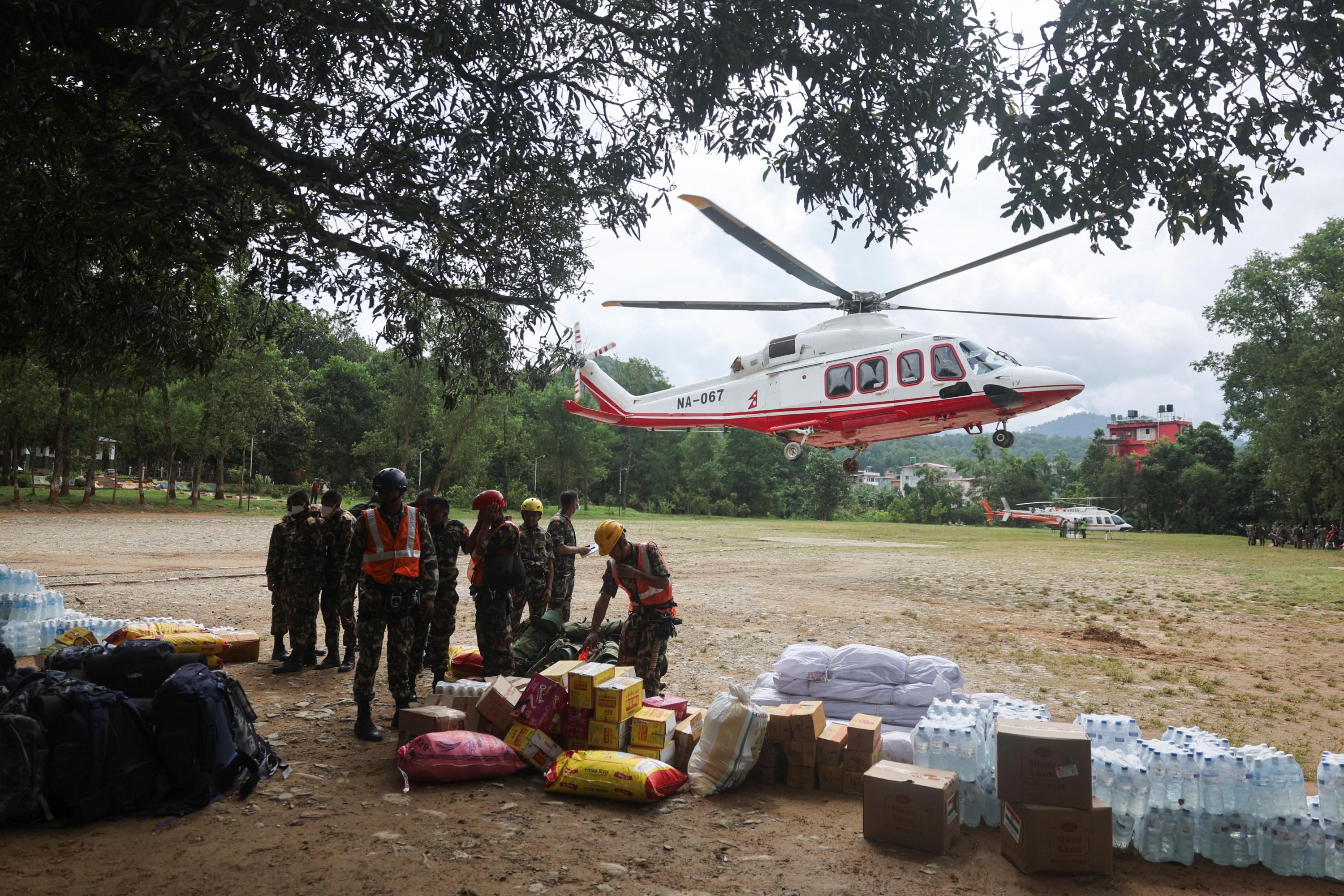 Ponts emportés, routes dévastées, hélicoptères insuffisants... Le Népal face au défi de l’acheminement d’aide humanitaire