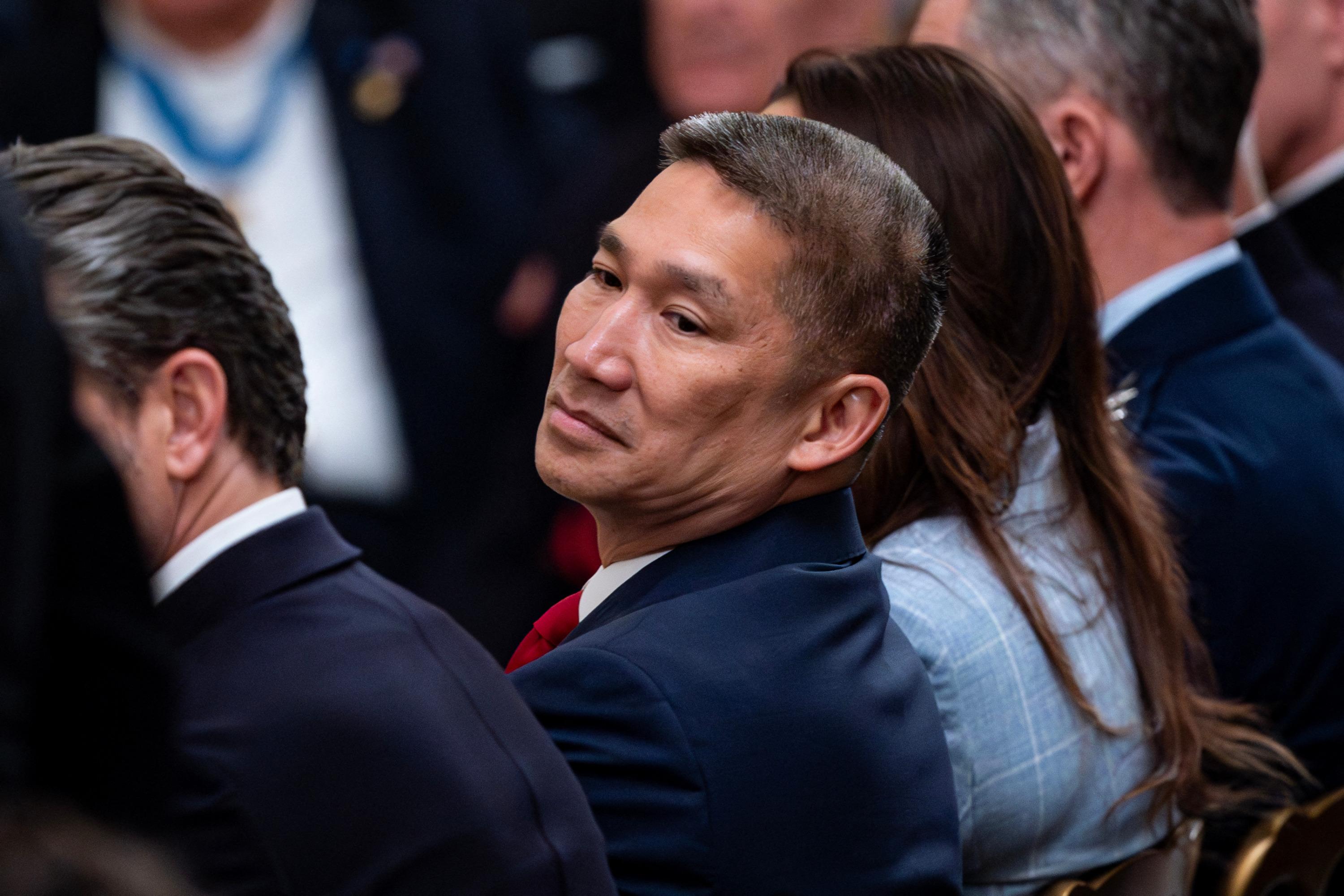 Donald Trump choisit officiellement Hung Cao comme secrétaire à la Marine