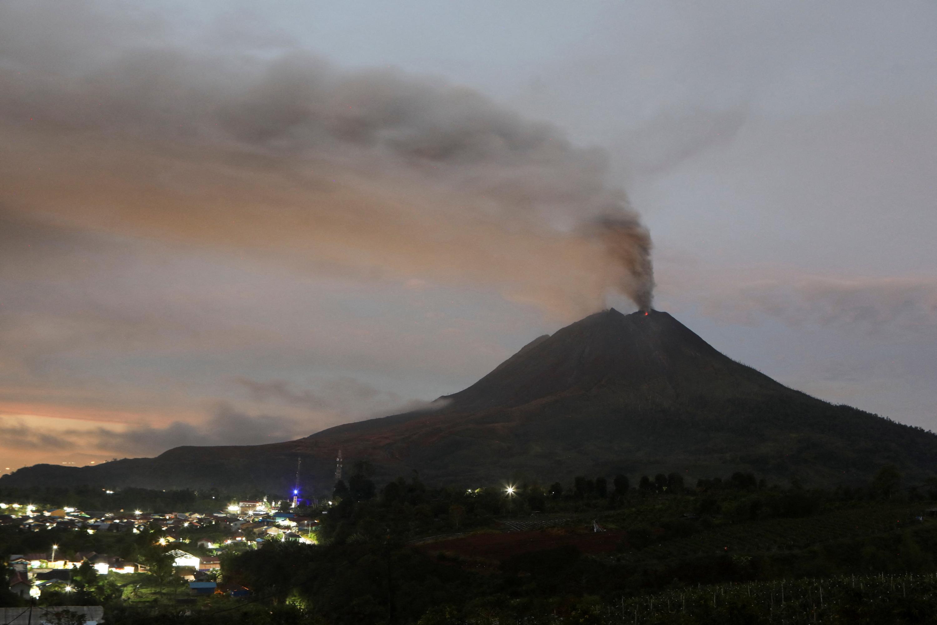 Indonésie: l'aéroport international de Jakarta suspend ses opérations en raison d'une éruption volcanique