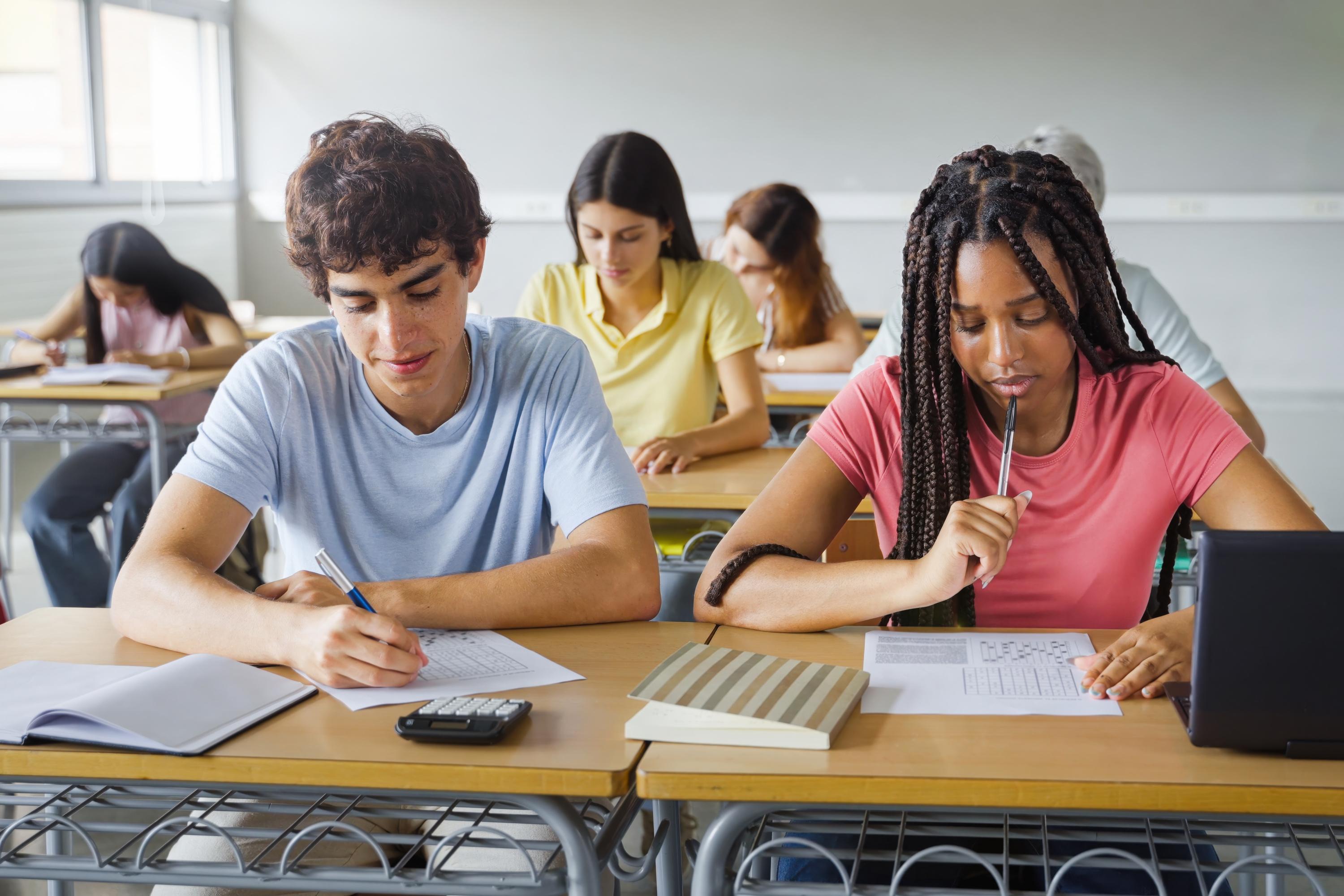 Classement Pisa 2026 : la France au plus bas et une maîtrise de la lecture en chute libre partout dans le monde Thumbnail