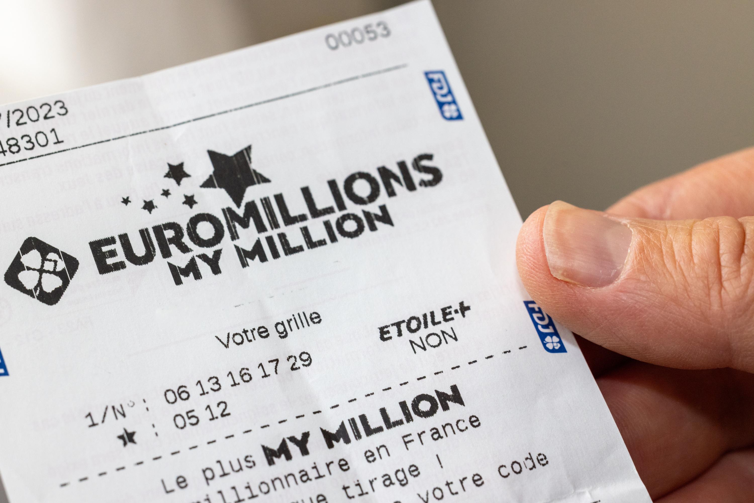 EuroMillions : un couple nord-irlandais vainqueur de 115 millions de livres a donné la moitié de ses gains