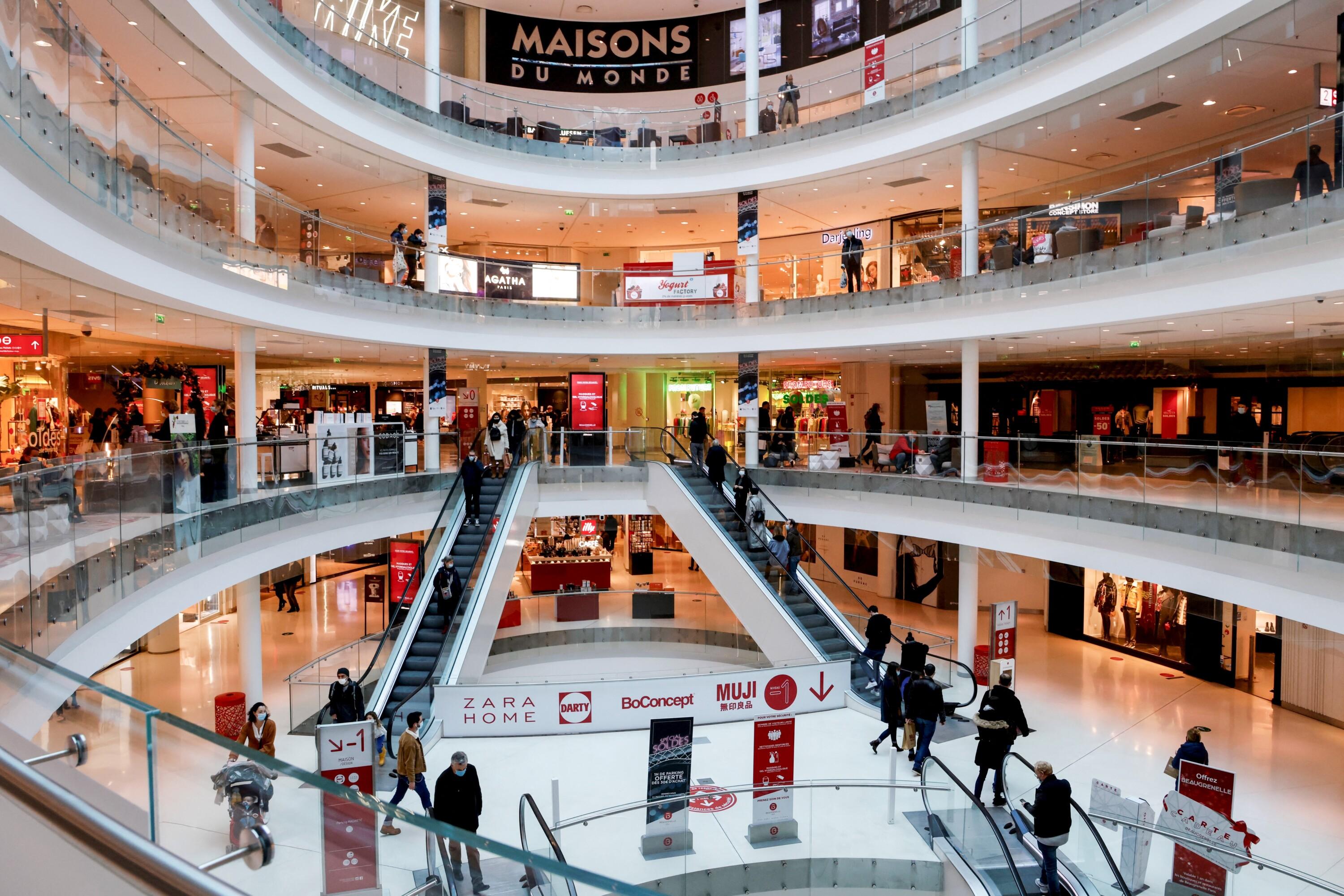 «Parfois, je n’achète rien» : pourquoi les Français continuent de venir au centre commercial