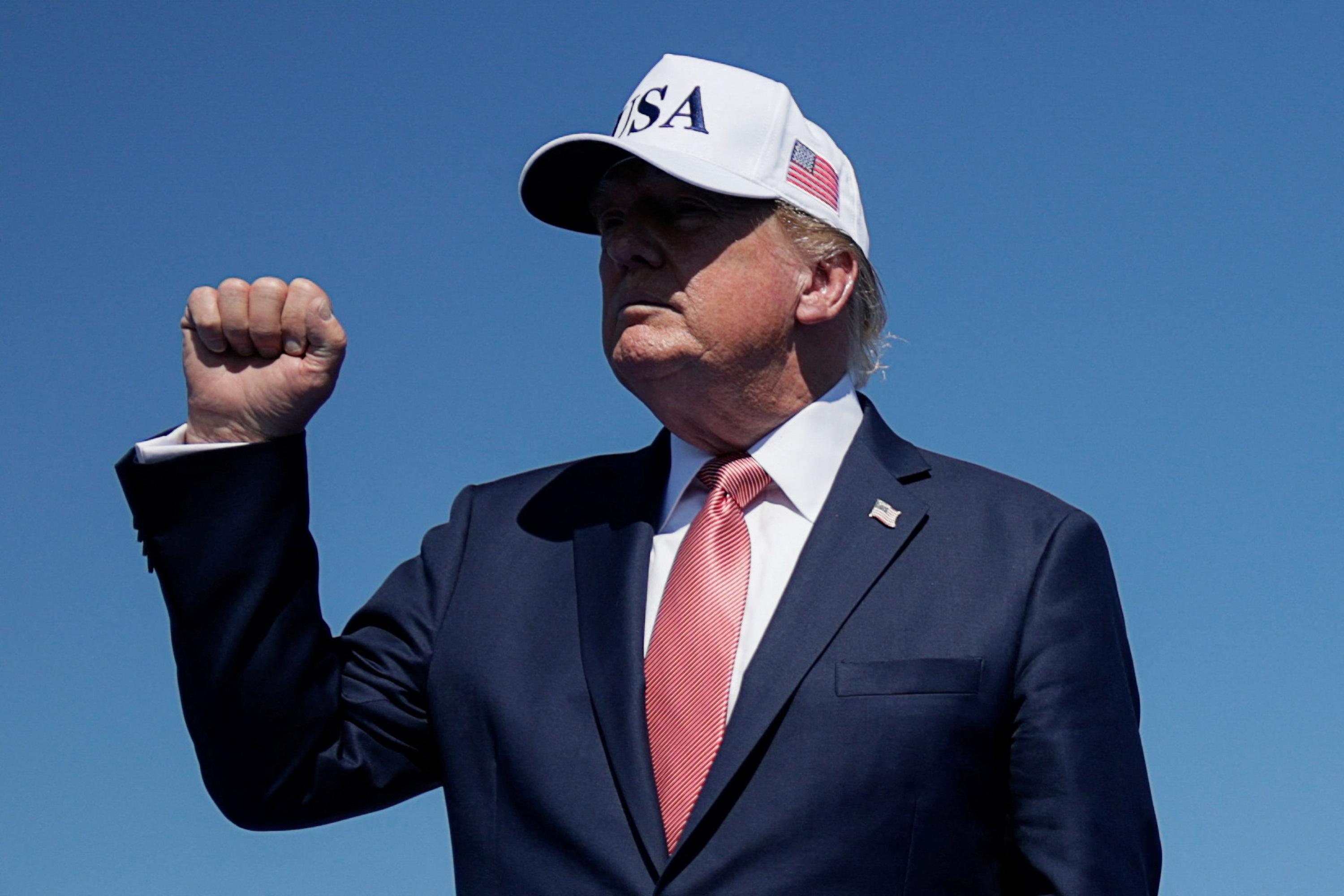 Donald Trump interdit l’importation de «certains produits du Canada», en particulier des alcools