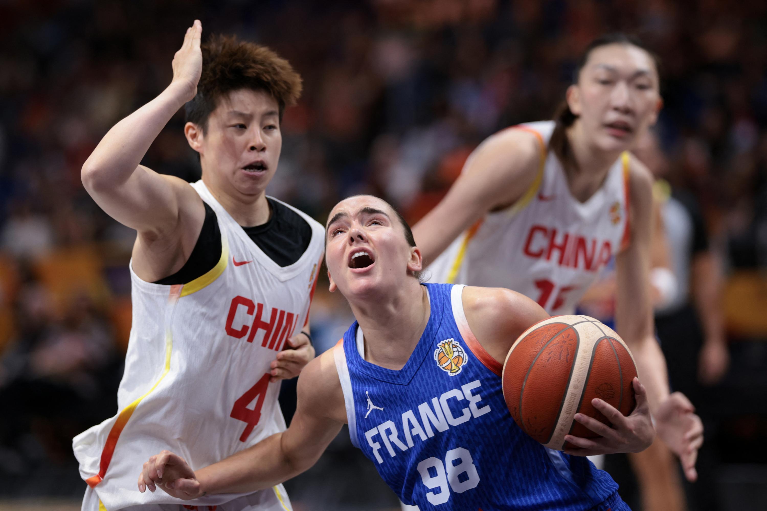 EN DIRECT - Coupe du monde féminine de basket : les Bleues font la course en tête face à la Chine et sa géante
