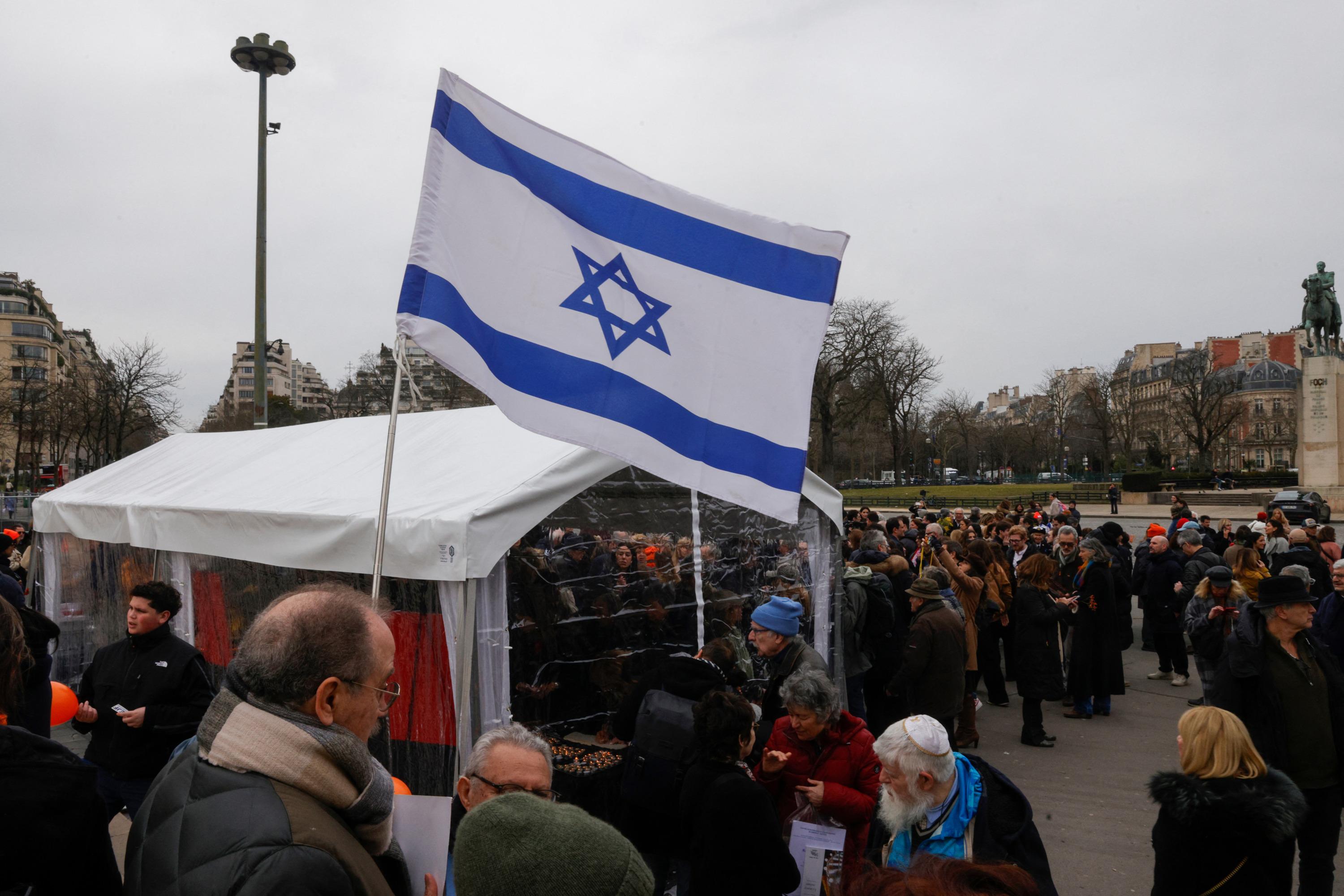 Un drapeau israélien retiré d’une installation artistique à Paris après avoir été aspergé de peinture rouge
