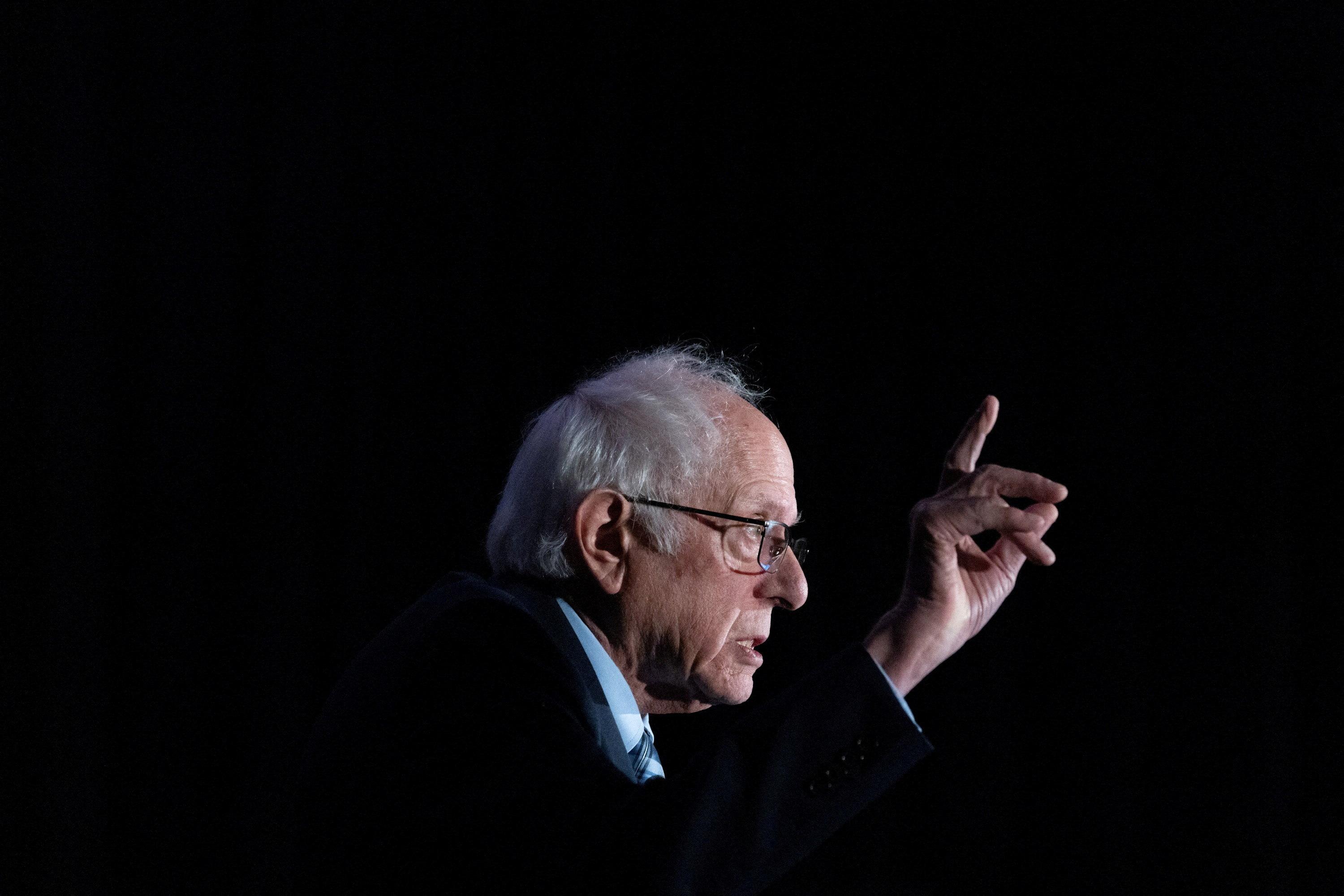 IA : Bernie Sanders et Steve Bannon unissent leurs voix pour réclamer davantage de garde-fous