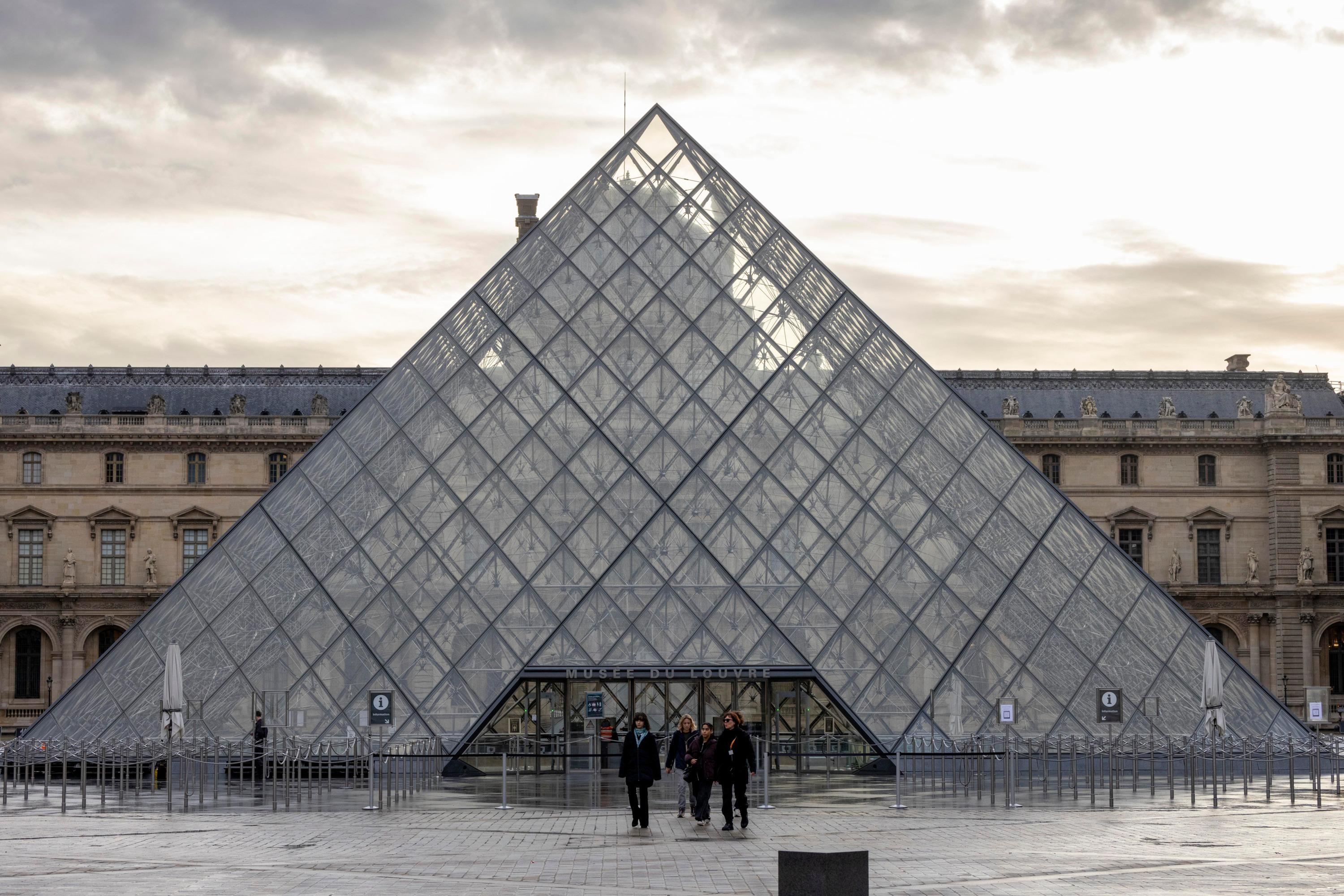Louvre : deux Allemands interpellés pour de légères dégradations dans la salle de la «Joconde»