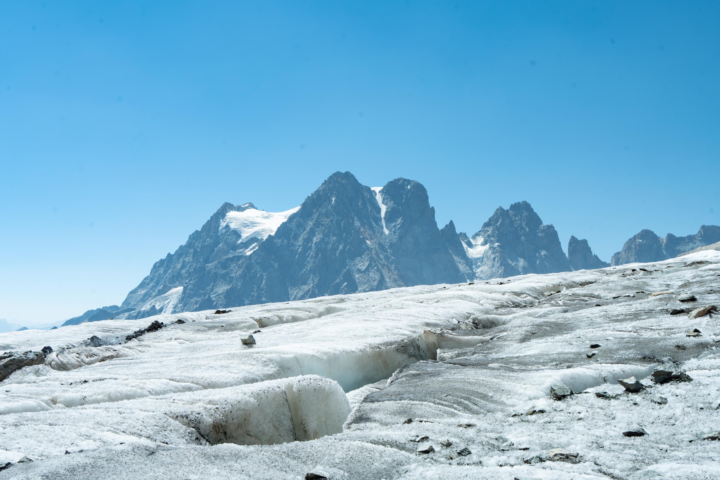 «Une préoccupation qui grandit» : sur le glacier Blanc, une fonte accélérée après un été caniculaire