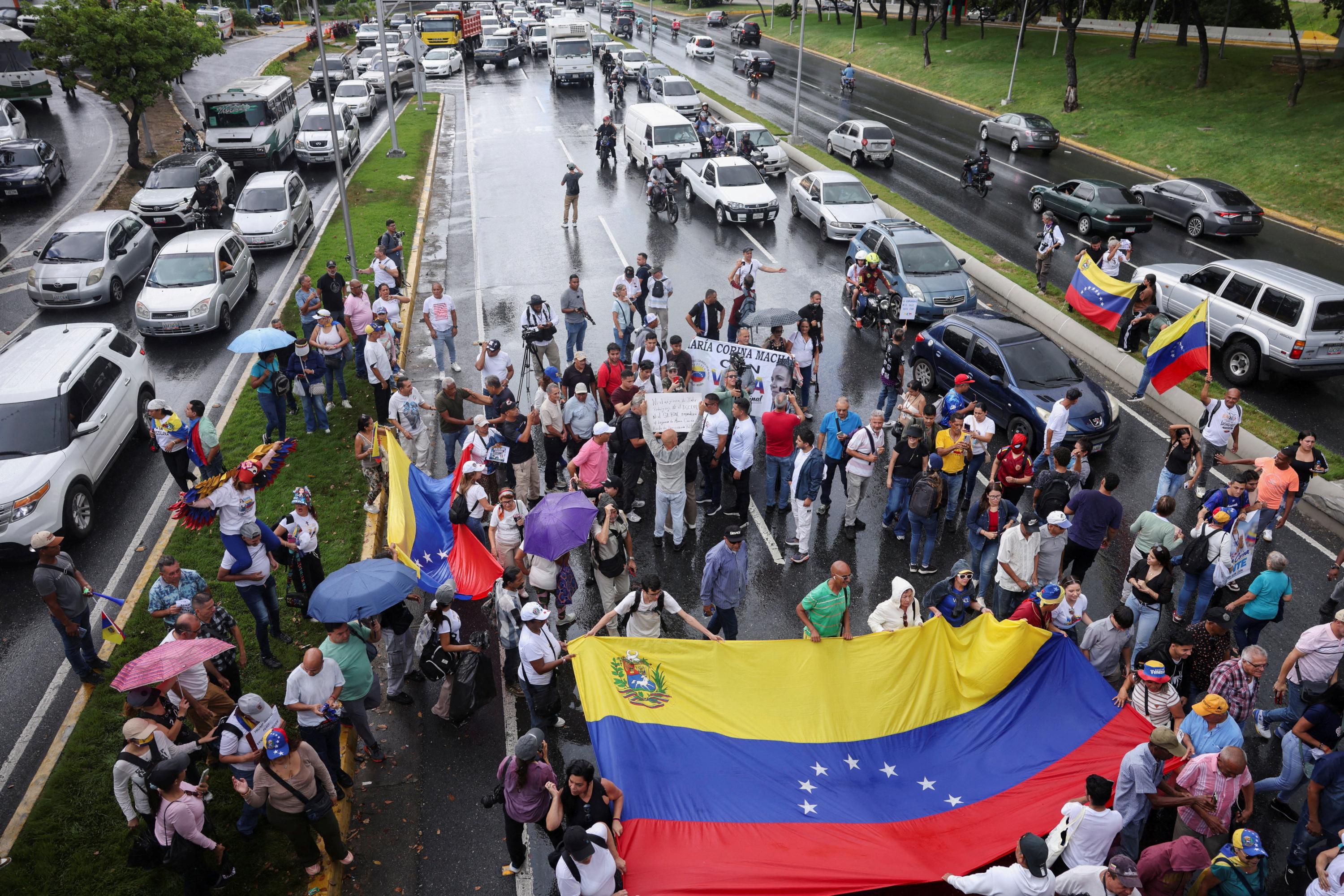 Interdite d’entrée au Venezuela, la Prix Nobel de la paix María Corina Machado reçoit le soutien des habitants de Caracas