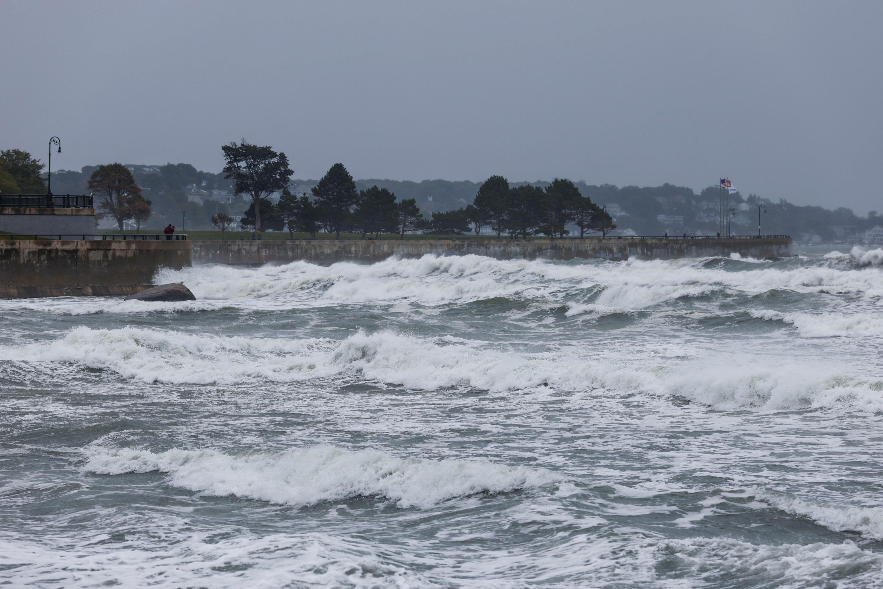 Des centaines de vols annulés, des vagues de plus de 6 mètres attendues : une puissante tempête frappe le nord-est des États-Unis