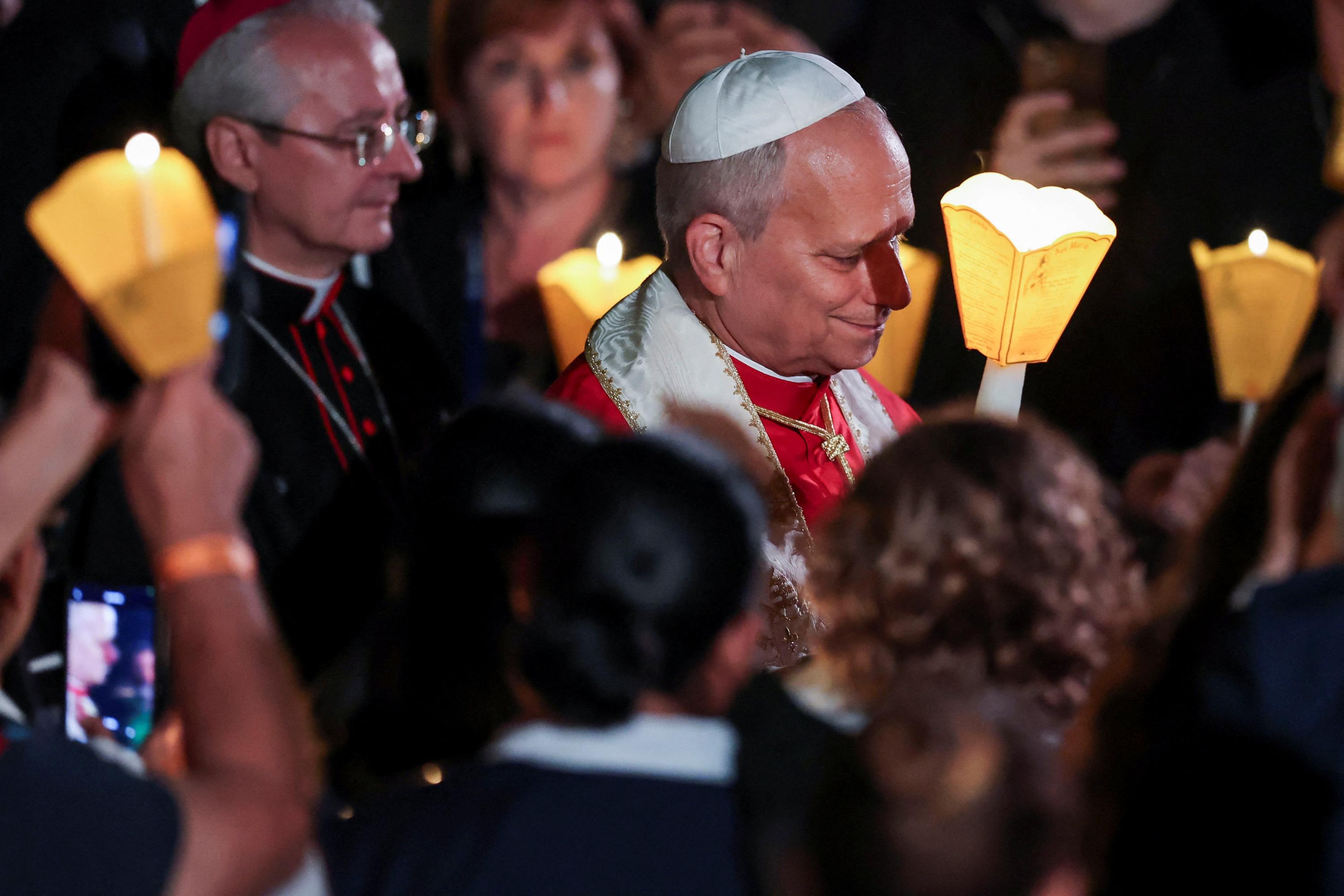 EN DIRECT - Visite du pape en France : à Lourdes, la procession aux flambeaux commence avec Léon XIV