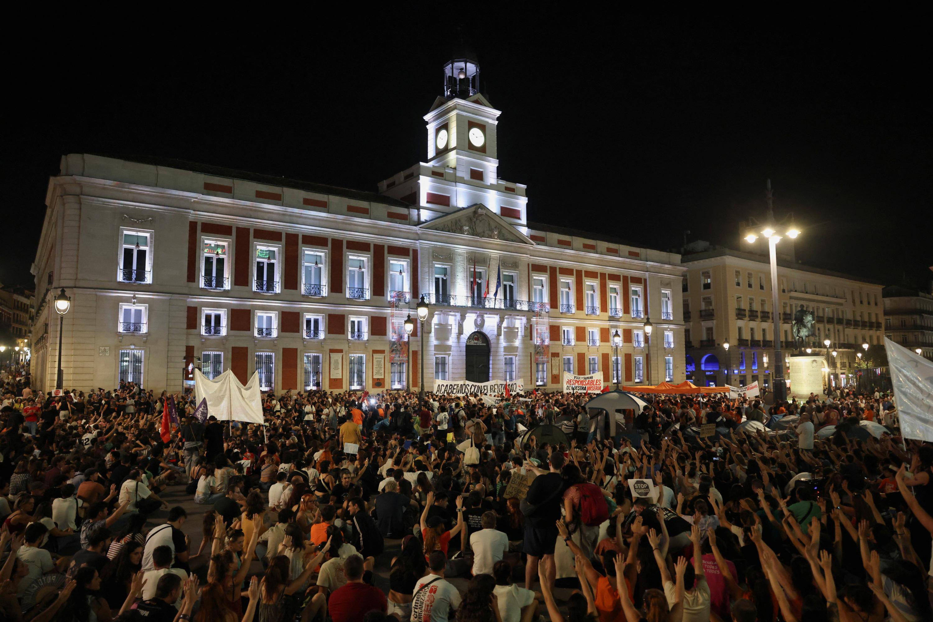 Madrid : des manifestants campent sur une place du centre-ville pour soutenir une octogénaire expulsée de chez elle