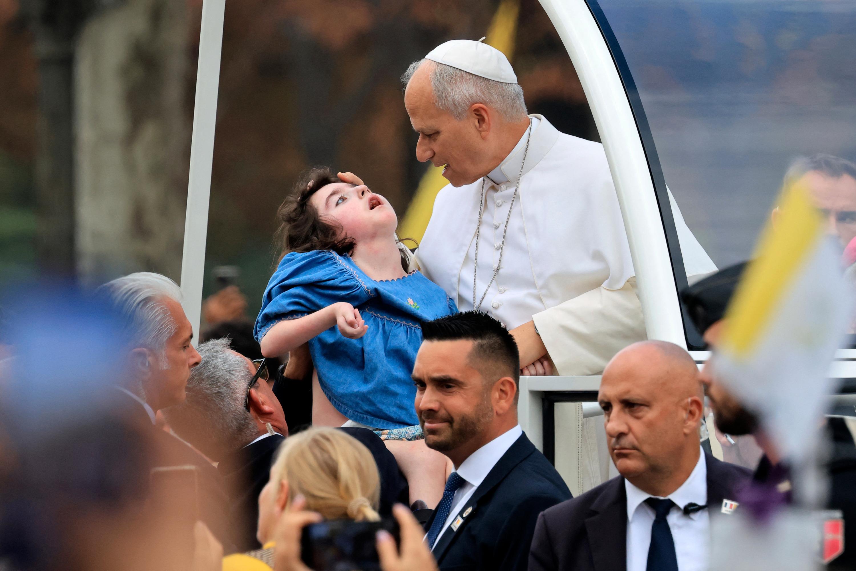 « La preuve qu’il y a une place pour chacun » : la bouleversante histoire derrière la photo de la fillette polyhandicapée bénie par le pape